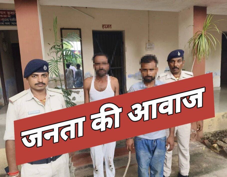 मोकामा थाना क्षेत्र के मोलदियार टोला में बुधवार देर रात पुलिस ने कार्रवाई कर कुख्यात अपराधी राकेश कुमार उर्फ कारू सिंह को उसके एक साथी के साथ गिरफ्तार कर लिया। पुलिस के मुताबिक, कारू सिंह अपने साथियों के साथ कट्टा लेकर घूम रहा था। वह अपनी पत्नी के घर पहुंचकर पहले से दर्ज केस वापस लेने की धमकी दे रहा था। सूचना मिलने पर पुलिस टीम ने कार्रवाई की और दोनों आरोपियों को बरही टोला से पीछा कर पकड़ लिया।
गिरफ्तार आरोपियों की पहचान मोलदियार टोला निवासी राकेश कुमार उर्फ कारू सिंह और सकरबार टोला निवासी शिवजी सिंह के तौर पर हुई है। पुलिस ने बताया कि कट्टा लहराने का एक वीडियो भी सोशल मीडिया पर वायरल हुआ था।
जानकारी के अनुसार, कारू सिंह अपने दो साथियों के साथ मोलदियार टोला स्थित अपनी पत्नी के घर पहुंचा था। वहां उसने कट्टा दिखाकर पहले से दर्ज केस वापस लेने की धमकी दी। इसकी सूचना पुलिस को मिली। इसके बाद मोकामा थानाध्यक्ष कुणाल कुमार ने पुलिस टीम को मौके पर भेजा।
पुलिस टीम को देखते ही आरोपी भागने लगे। पुलिस ने पीछा कर कारू सिंह और उसके साथी शिवजी सिंह को पकड़ लिया। हालांकि, एक अन्य आरोपी कट्टा लेकर फरार हो गया। पुलिस ने फरार आरोपी की पहचान कर ली है और उसकी गिरफ्तारी के लिए छापेमारी चल रही है।
थानाध्यक्ष कुणाल कुमार के मुताबिक, राकेश कुमार उर्फ कारू सिंह के खिलाफ हत्या समेत करीब दो दर्जन गंभीर अपराधों के मामले पहले से दर्ज हैं। कट्टा लहराने और पहले से दर्ज केस वापस लेने की धमकी देने के मामले में FIR दर्ज की गई है। गिरफ्तार दोनों आरोपियों को जेल भेज दिया गया है।
<nis:link nis:type=tag nis:id=mokama nis:value=Mokama nis:enabled=true nis:link/> <nis:link nis:type=tag nis:id=मोकामा nis:value=मोकामा nis:enabled=true nis:link/>