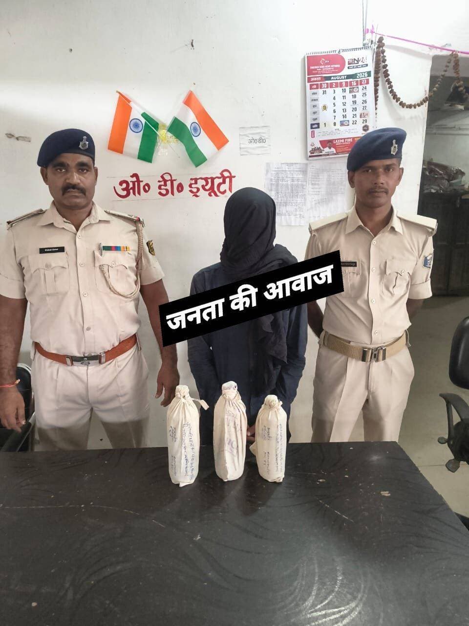 **मरांची पुलिस का कसहा दियारा में बड़ा एक्शन: अवैध शराब की भट्ठी ध्वस्त, 60 लीटर देशी शराब बरामद व एक गिरफ्तार**
बिहार में पूर्ण शराबबंदी कानून को सख्ती से लागू कराने को लेकर पुलिस प्रशासन लगातार चौकस नजर आ रहा है। इसी कड़ी में मरांची थाना पुलिस को एक बड़ी सफलता हाथ लगी है। पुलिस ने गुप्त सूचना के आधार पर कसहा दियारा इलाके में छापेमारी कर अवैध देशी शराब निर्माण के काले कारोबार का पर्दाफाश किया है।
**पुलिस की छापेमारी और जब्ती**
मरांची थानाध्यक्ष रौशन कुमार ने मामले की जानकारी देते हुए बताया कि पुलिस को कसहा दियारा क्षेत्र में अवैध रूप से शराब बनाए जाने की सटीक सूचना मिली थी। सूचना मिलते ही पुलिस टीम ने बिना समय गंवाए चिन्हित स्थान पर दबिश दी। छापेमारी के दौरान पुलिस ने मौके पर संचालित हो रही अवैध शराब निर्माण की भट्ठी को पूरी तरह ध्वस्त कर दिया। कार्रवाई के दौरान पुलिस ने मौके से 60 लीटर तैयार देशी चुलाई शराब जब्त की।
**600 लीटर कच्चा छोवा/जावा नष्ट**
कार्रवाई को आगे बढ़ाते हुए पुलिस टीम ने मौके पर ड्रमों और बर्तनों में भर कर रखे गए लगभग 600 लीटर से अधिक कच्चे शराब निर्माण की सामग्री (छोवा/जावा) को भी पूरी तरह नष्ट कर दिया। शराब बनाने के लिए इस्तेमाल किए जाने वाले कई उपकरणों को भी मौके पर ही विनष्ट कर दिया गया ताकि माफिया दोबारा वहां भट्ठी न संचालित कर सकें।
**एक धंधेबाज मौके से गिरफ्तार**
थानाध्यक्ष ने बताया कि इस कार्रवाई के दौरान पुलिस ने एक आरोपी को रंगे हाथ दबोच लिया। गिरफ्तार व्यक्ति की पहचान बासुल कुमार, पिता दासो निषाद, निवासी शिवनगर (कसहा दियारा) के रूप में हुई है। पुलिस आरोपी को हिरासत में लेकर पूछताछ कर रही है ताकि इस अवैध धंधे में शामिल अन्य नेटवर्क व सहयोगियों का पता लगाया जा सके। पुलिस ने आरोपी के खिलाफ बिहार उत्पाद एवं मद्यनिषेध अधिनियम के तहत मामला दर्ज कर आगे की कानूनी कार्रवाई शुरू कर दी है।
<nis:link nis:type=tag nis:id=mokama nis:value=Mokama nis:enabled=true nis:link/>