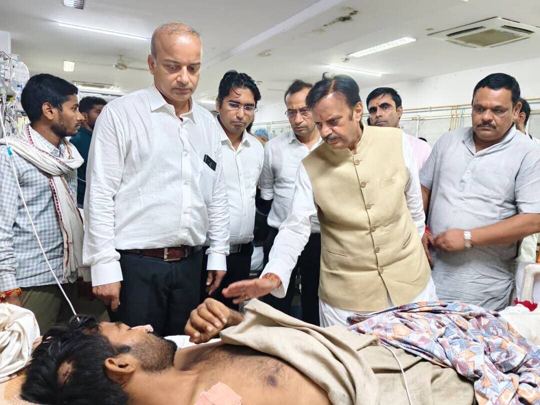 उप मुख्यमंत्री श्री राजेंद्र शुक्ल ने आज संजय गांधी मेमोरियल अस्पताल पहुंचकर रीवा-सीधी मार्ग पर गुढ़ क्षेत्र में हुए सड़क हादसे में घायल यात्रियों का कुशलक्षेम जाना। वार्डों में जाकर घायलों एवं उनके परिजनों से मुलाकात की, उन्हें ढांढस बंधाया और शीघ्र स्वस्थ होने की कामना की।
CM Madhya Pradesh Dr Mohan Yadav Rajendra Shukla Office Of Rajendra Shukla Jansampark Madhya Pradesh
#Rewa #रीवा