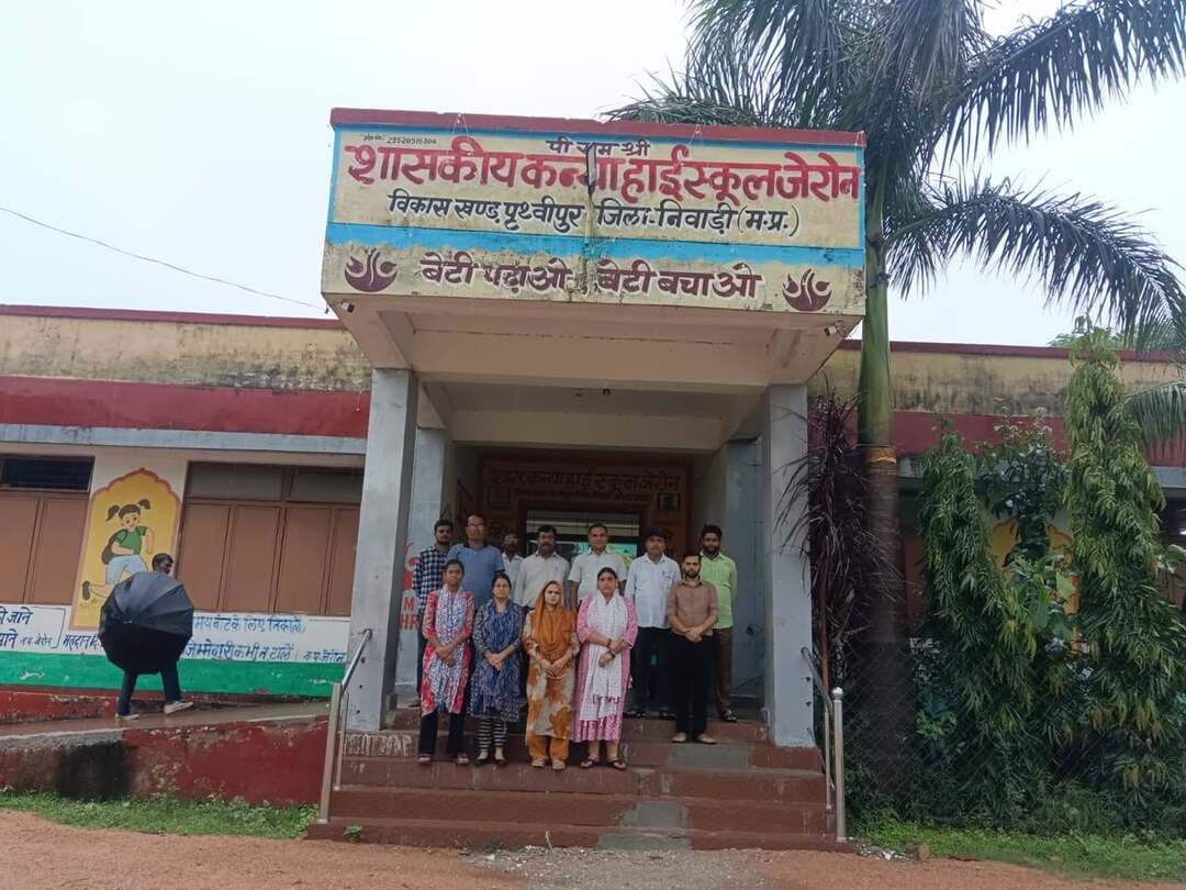 स्कूलों के निरीक्षण में शिक्षक अनुपस्थित मिलने पर जताई नाराजगी
--
कलेक्टर श्रीमती जमुना भिड़े के निर्देशन में एवं जिला शिक्षा अधिकारी श्री उन्मेश श्रीवास्तव के मार्गदर्शन में अतिरिक्त जिला परियोजना समन्वयक श्री रोहित शुक्ला ने बुधवार को जिले के विभिन्न शासकीय विद्यालयों का निरीक्षण कर शैक्षणिक व्यवस्थाओं का जायजा लिया। इस दौरान उन्होंने कक्षाओं के संचालन, शिक्षकों की उपस्थिति एवं विद्यार्थियों की संख्या की जानकारी ली तथा आवश्यक दिशा-निर्देश दिए।
दोपहर 12 बजे पीएम श्री शासकीय कन्या हाई स्कूल, जेरोन का निरीक्षण किया गया। यहां सभी शिक्षक उपस्थित मिले। श्री शुक्ला ने प्राचार्य एवं स्टाफ से शैक्षणिक गतिविधियों को लेकर चर्चा की। उन्होंने विद्यार्थियों के हॉलिस्टिक कार्ड तैयार कराने की जानकारी ली तथा पिछले वर्ष की तुलना में इस वर्ष परीक्षा परिणाम में सुधार करते हुए 90 प्रतिशत तक पहुंचाने के निर्देश दिए।
इसके बाद दोपहर 2:30 बजे शासकीय उच्चतर माध्यमिक विद्यालय, जेरोन का निरीक्षण किया गया। यहां भी सभी शिक्षक उपस्थित मिले। इस दौरान प्राचार्य द्वारा संकुल अंतर्गत आने वाले सभी विद्यालयों की बैठक ली जा रही थी। श्री शुक्ला ने इस वर्ष परीक्षा परिणाम में सुधार कर इसे 90 प्रतिशत तक पहुंचाने का लक्ष्य निर्धारित किया। उन्होंने विद्यार्थियों की पढ़ाई पर विशेष ध्यान देने तथा कमजोर विद्यार्थियों के लिए अतिरिक्त प्रयास करने के निर्देश दिए।
दोपहर 3:30 बजे शासकीय हायर सेकेंडरी स्कूल, सिमरा का निरीक्षण किया गया। यहां चार शिक्षक अनुपस्थित मिले, जबकि उपस्थिति पंजी में उनके हस्ताक्षर दर्ज थे। इस पर श्री शुक्ला ने नाराजगी व्यक्त करते हुए अनुपस्थित शिक्षकों को कारण बताओ सूचना पत्र जारी करने के निर्देश दिए।
निरीक्षण के दौरान श्री शुक्ला ने बारिश के चलते विद्यालयों में कक्षाओं की व्यवस्थाओं का भी जायजा लिया तथा आवश्यक व्यवस्थाएं सुनिश्चित करने के निर्देश दिए। इस अवसर पर सहायक परियोजना समन्वयक श्री भगवत सिंह खंगार भी उपस्थित रहे।
CM Madhya Pradesh Department of School Education, Madhya Pradesh Jansampark Madhya Pradesh #JansamparkMP #niwari