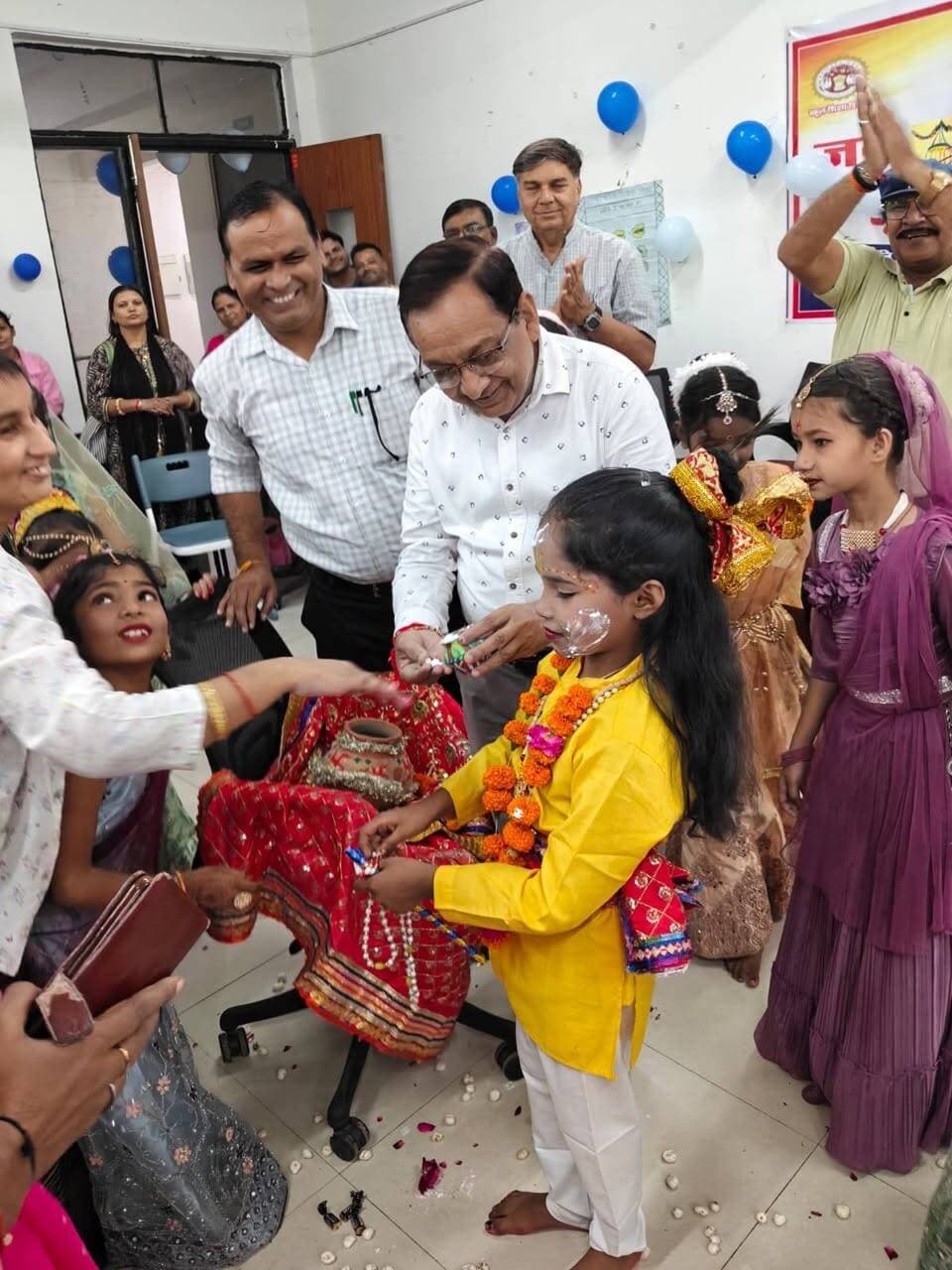 असाटी के सांदीपनि विद्यालय में धूमधाम से मना श्रीकृष्ण जन्माष्टमी महोत्सव
--
सांदीपनि शासकीय उच्चतर माध्यमिक विद्यालय असाटी में 3 सितंबर 2026 को श्रीकृष्ण जन्माष्टमी कार्यक्रम का भव्य आयोजन संपन्न हुआ। कार्यक्रम में विद्यालय के छात्र-छात्राओं ने मनमोहक सांस्कृतिक प्रस्तुतियां दीं। इस दौरान नन्हे-मुन्ने बच्चों द्वारा प्रस्तुत की गई श्रीकृष्ण लीला और मटकी फोड़ प्रतियोगिता विशेष आकर्षण का केंद्र रही, जिसे बेहद शानदार तरीके से प्रस्तुत किया गया।
कार्यक्रम के मुख्य अतिथि जिला शिक्षा अधिकारी (DEO) श्रीमान उन्मेष श्रीवास्तव रहे। उन्होंने अपने सारगर्भित उद्बोधन में श्रीकृष्ण की विभिन्न लीलाओं और इस पावन पर्व की महत्ता पर विस्तार से प्रकाश डाला। कार्यक्रम की अध्यक्षता कर रहे संस्था के प्राचार्य श्री अरुण कुमार चतुर्वेदी ने भी अपने विचार व्यक्त करते हुए छात्र-छात्राओं को श्रीकृष्ण लीला के विभिन्न पहलुओं और उनके जीवन संदेशों से अवगत कराया।
इस गरिमामयी अवसर पर जिला सांस्कृतिक कार्यक्रम प्रभारी श्री राजेन्द्र तिवारी, संस्था के प्र.अ. मा.खण्ड श्री रमेश कुमार साहू और प्र.अ. प्राथमिक खण्ड श्रीमती प्रमिला वाजपेयी सहित विद्यालय का समस्त स्टाफ एवं बड़ी संख्या में छात्र-छात्राएं उपस्थित रहे। कार्यक्रम का सफल संचालन श्री प्रमोद कुमार कुशवाहा द्वारा किया गया। आभार प्रदर्शन के साथ कार्यक्रम का समापन हुआ।
Department of School Education, Madhya Pradesh Jansampark Madhya Pradesh #krishnajanmashtami #JansamparkMP #niwari