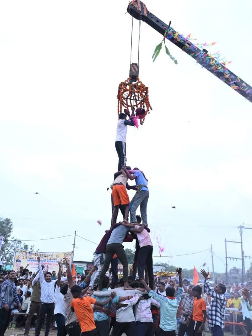 पंडरिया विधायक श्रीमती भावना बोहरा ने कुंडा में आयोजित श्री कृष्ण जन्माष्टमी महोत्सव एवं दही हांडी प्रतियोगिता में प्रतिभागियों का उत्साहवर्धन किया।
प्रतियोगिता में 10 टोलियों ने सहभागिता की तथा विजेता टोलियों को पुरस्कार एवं ट्रॉफी प्रदान कर सम्मानित किया गया।