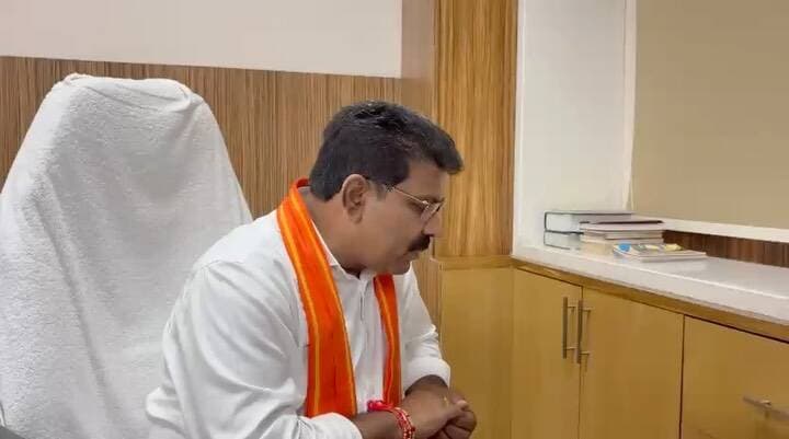 कवर्धा मेडिकल कॉलेज में प्रवेश लेने वाले जिले के प्रथम छात्र श्री हिमांशु देवांगन को उप मुख्यमंत्री श्री विजय शर्मा ने फोन कर बधाई एवं शुभकामनाएं दीं।
50 एमबीबीएस सीटों के साथ शुरू हुए मेडिकल कॉलेज के प्रथम सत्र में जिले के छात्र का प्रवेश गौरव का अवसर बना।