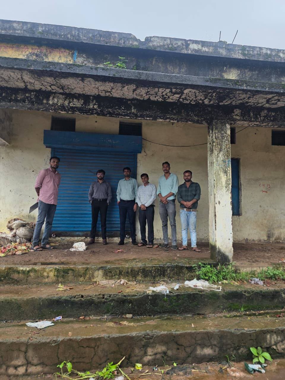 125 राशन दुकानों की एक साथ जांच, 36 में अनियमितता उजागर
===
कलेक्टर प्रताप नारायण यादव ने कहा कि उपभोक्ताओं को सही मात्रा में और सही समय पर खाद्यान्न की उपलब्धता सुनिश्चित कराने के उद्देश्य से जिला प्रशासन द्वारा जिले की 125 उचित मूल्य राशन दुकानों पर एक साथ आकस्मिक जांच की कार्रवाई की गई। प्रथम चरण में प्राप्त 61 राशन दुकानों की जांच रिपोर्ट में से 36 दुकानों में अनियमितताएं उजागर हुई हैं। जांच के दौरान कुल 754 क्विंटल राशन सामग्री में विसंगति व हेराफेरी सामने आई है। संबंधित जांच अधिकारियों द्वारा रिपोर्ट सक्षम अधिकारी को प्रस्तुत की जा रही है। दोषी पाए जाने वाले विक्रेताओं पर 'आवश्यक वस्तु अधिनियम' एवं अन्य कानूनी प्रावधानों के तहत प्रकरण दर्ज कर नियमानुसार नोटिस, जुर्माना व कड़ी कार्रवाई की जाएगी।
कलेक्टर श्री यादव ने कहा राशन वितरण में किसी भी प्रकार की लापरवाही या कालाबाजारी बर्दाश्त नहीं की जाएगी तथा आम उपभोक्ताओं को शासन द्वारा निर्धारित मात्रा में गुणवत्तापूर्ण खाद्यान्न समय पर उपलब्ध कराना प्रशासन की सर्वोच्च प्राथमिकता है।