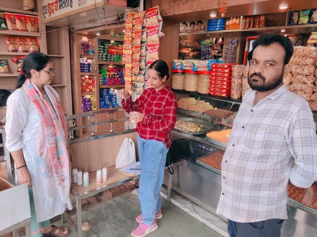 पीएम श्री शा. कन्या विद्यालय गोहद में छात्राओं को सिखाये मिलावटी दूध की जांच के तरीके
छापामार कार्रवाई कर प्रतिष्ठानों से दूध और मिठाई के लिए नमूने
खाद्य सुरक्षा अधिकारियों ने आज तहसील गोहद स्थित डेयरी परिसर एवं मिठाईयों की दुकान पर जाकर दूध की जांच किट के माध्यम से की गई एवं चलित खाद्य प्रयोगशाला के माध्यम से दुकानों पर विक्रय होने वाली मिठाईयों, दूध, दही, पनीर एवं अन्य खाद्य पदार्थों की मौके पर तुरंत जांच कराई गई।
मौके पर संदेह के आधार पर ताराचंद वांडिल की दूध डेयरी से दूध का नमूना, राकेश कुमार फर्म रामजीलाल मिष्ठान भंडार से पनीर का नमूना एवं परशुराम कुशवाह फर्म कृष्णा डेयरी से दूध का नमूना, आदर्श मिष्ठान भंडार से मावा बर्फी एवं दूध का नमूना, पंकज किराना स्टोर, विनोद राजकुमार किराना स्टोर, रवि प्रोविजन स्टोर, अमित प्रोविजन स्टोर से खाद्य पदार्थों के नमूने लेकर चलित खाद्य प्रयोगशाला के माध्यम से जांच किये गए। उक्त कार्यवाही खाद्य सुरक्षा अधिकारी श्रीमती रीना बंसल द्वारा चलित खाद्य प्रयोगशाला की केमिस्ट कु. आरती शिवहरे के साथ की गई।
पीएम श्री शा. कन्या विद्यालय गोहद में स्कूली छात्राओं को मिलावट को पहचानने एवं कैसे स्वस्थ आहार लें, इसके बारे में बताया गया एवं मौके पर खाद्य पदार्थों की जांच के तरीके भी सिखाए गए।
#CMMadhyaPradesh
#JansamparkMP
Directorate of Health Services, Madhya Pradesh
#भिण्ड
#Bhind