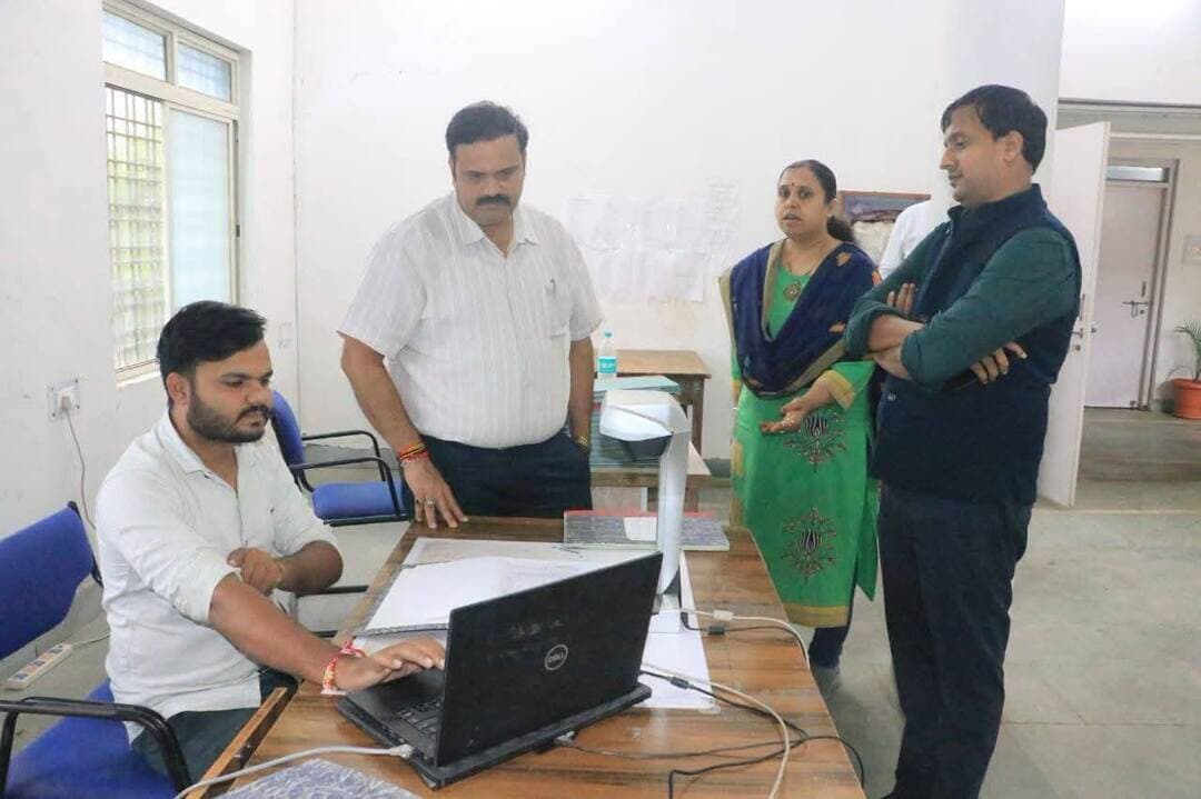 संभागायुक्त कर्मवीर शर्मा ने जिला पंजीयक एवं उप पंजीयक कार्यालय का निरीक्षण किया
..
स्थायी अभिलेखागार, डिजिटाइजेशन और दस्तावेज पंजीयन की व्यवस्थाओं की ली जानकारी
..
भोपाल संभागायुक्त श्री कर्मवीर शर्मा एवं कलेक्टर श्री अंशुल गुप्ता ने आज वरिष्ठ जिला पंजीयक एवं उप पंजीयक कार्यालय विदिशा का निरीक्षण किया। निरीक्षण के दौरान संभागायुक्त श्री शर्मा ने कार्यालय में संचालित विभिन्न कार्यों एवं व्यवस्थाओं की विस्तार से जानकारी लेते हुए संबंधित अधिकारियों को आवश्यक दिशा-निर्देश प्रदान किए। संभागायुक्त ने कार्यालय के स्थायी अभिलेखागार का निरीक्षण कर पुराने एवं महत्वपूर्ण अभिलेखों के सुरक्षित रख-रखाव तथा उनके व्यवस्थित संधारण की जानकारी ली। उन्होंने अभिलेखों की सुरक्षा एवं आवश्यकता के अनुरूप उनके डिजिटाइजेशन की प्रक्रिया को भी देखा। उन्होंने कहा कि महत्वपूर्ण अभिलेखों का डिजिटाइजेशन व्यवस्थित एवं प्राथमिकता के आधार पर किया जाए, ताकि भविष्य में अभिलेखों को आसानी से उपलब्ध कराया जा सके और उनके संरक्षण को भी सुनिश्चित किया जा सके। उन्होंने कार्यालय में चल रहे दस्तावेजों के डिजिटाइजेशन कार्य की प्रगति की जानकारी लेते हुए आवश्यक दिशा-निर्देश दिए। साथ ही आमजन द्वारा कराए जाने वाले दस्तावेज पंजीयन की प्रक्रिया का अवलोकन किया और पंजीयन कार्य से संबंधित व्यवस्थाओं की जानकारी ली। उन्होंने अधिकारियों को निर्देश दिए कि दस्तावेज पंजीयन के दौरान आमजन को अनावश्यक परेशानी न हो तथा निर्धारित प्रक्रिया के अनुसार कार्यवाही सुनिश्चित की जाए।
निरीक्षण के दौरान संभागायुक्त श्री शर्मा ने न्यायालय कलेक्टर ऑफ स्टाम्प में संचालित कार्यप्रक्रिया की भी जानकारी ली। उन्होंने प्रकरणों के निराकरण, वर्तमान स्थिति, कार्य के दौरान सामने आने वाली समस्याओं तथा उनके आवश्यक समाधान के संबंध में अधिकारियों से चर्चा की। उन्होंने लंबित कार्यों का नियमानुसार समय-सीमा में निराकरण सुनिश्चित करने के निर्देश दिए। इस अवसर पर वरिष्ठ जिला पंजीयक विदिशा द्वारा कार्यालय को आवंटित वार्षिक राजस्व लक्ष्य 190 करोड़ रुपये तथा अब तक अर्जित 87.62 करोड़ रुपये के राजस्व की जानकारी संभागायुक्त एवं कलेक्टर को दी गई। अधिकारियों ने राजस्व प्राप्ति से संबंधित प्रगति एवं विभागीय कार्यों की स्थिति से भी अवगत कराया।
संभागायुक्त श्री शर्मा ने कार्यालयीन व्यवस्थाओं की समीक्षा करते हुए कार्यों में पारदर्शिता, अभिलेखों के बेहतर संधारण, डिजिटाइजेशन में तेजी तथा आमजन को सुगम एवं समयबद्ध सेवाएं उपलब्ध कराने पर विशेष जोर दिया। निरीक्षण के दौरान संबंधित विभागीय अधिकारी एवं कर्मचारी उपस्थित रहे। #Vidisha