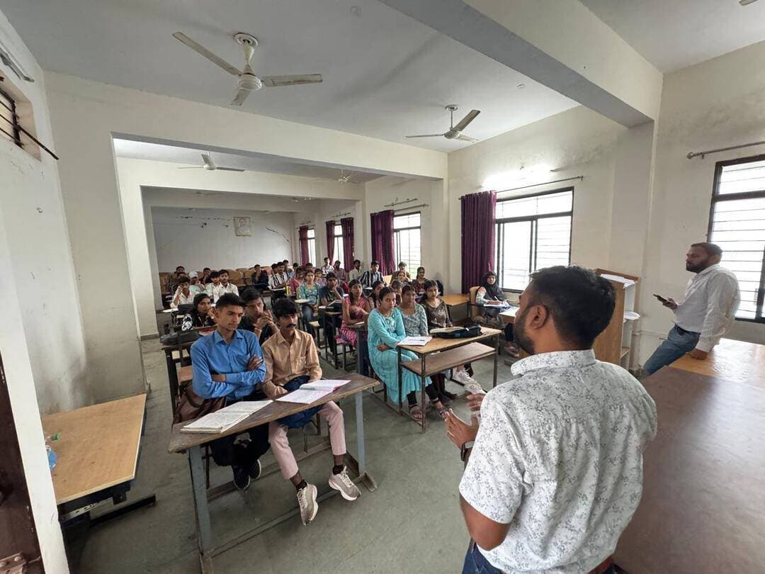 इंडिया स्किल प्रतियोगिता 2026-28 के प्रचार-प्रसार हेतु वर्कशॉप आयोजित
..
शासकीय औद्योगिक प्रशिक्षण संस्था (आईटीआई) विदिशा में दिनांक 3 सितंबर 2026 को इंडिया स्किल प्रतियोगिता 2026-28 के प्रचार-प्रसार एवं विद्यार्थियों को प्रतियोगिता के संबंध में विस्तृत जानकारी प्रदान करने के उद्देश्य से विशेष वर्कशॉप का आयोजन किया गया।
वर्कशॉप में शासकीय नवीन कॉलेज, विदिशा के विद्यार्थियों ने उत्साहपूर्वक सहभागिता की। कार्यक्रम के दौरान विद्यार्थियों को इंडिया स्किल प्रतियोगिता के उद्देश्य, विभिन्न कौशल विधाओं, पंजीयन प्रक्रिया, चयन प्रक्रिया तथा प्रतियोगिता के माध्यम से मिलने वाले अवसरों के संबंध में विस्तृत जानकारी प्रदान की गई।
विद्यार्थियों को जानकारी दी गई कि इंडिया स्किल प्रतियोगिता 2026-28 में कुल 63 विभिन्न स्किल में अभ्यर्थी पंजीयन कर सकते हैं। इच्छुक अभ्यर्थी अपनी रुचि, योग्यता एवं कौशल के अनुसार संबंधित स्किल का चयन कर प्रतियोगिता में भाग ले सकते हैं। पंजीयन की अंतिम तिथि 15 सितंबर 2026 निर्धारित है। अभ्यर्थी सरल पंजीकरण के लिए https://www.skillindiadigital.gov.in पर पंजीयन कर सकते हैं। अथवा SIDH ऐप के द्वारा भी पंजीयन कर सकते है।
वर्कशॉप में बताया गया कि इंडिया स्किल प्रतियोगिता युवाओं को अपने तकनीकी एवं व्यावसायिक कौशल का प्रदर्शन करने का महत्वपूर्ण मंच प्रदान करती है। प्रतियोगिता के माध्यम से प्रतिभागियों को अपने कौशल को निखारने तथा विभिन्न स्तरों पर अपनी प्रतिभा प्रदर्शित करने का अवसर प्राप्त होता है।
प्रशिक्षकों द्वारा विद्यार्थियों को प्रतियोगिता में अधिक से अधिक संख्या में सहभागिता करने के लिए प्रेरित किया गया। साथ ही विद्यार्थियों की जिज्ञासाओं एवं प्रश्नों का समाधान करते हुए उन्हें उपलब्ध 63 विभिन्न स्किल एवं पंजीयन प्रक्रिया के संबंध में आवश्यक जानकारी दी गई।
कार्यक्रम का मुख्य उद्देश्य युवाओं में कौशल विकास, तकनीकी दक्षता, रोजगार एवं स्वरोजगार के प्रति जागरूकता बढ़ाना तथा उन्हें राष्ट्रीय स्तर की कौशल प्रतियोगिता में भाग लेने के लिए प्रोत्साहित करना रहा।
शासकीय आईटीआई विदिशा द्वारा सभी इच्छुक अभ्यर्थियों से अपील की गई कि वे 15 सितंबर 2026 की अंतिम तिथि से पूर्व इंडिया स्किल प्रतियोगिता 2026-28 के लिए अपना पंजीयन अवश्य कराएं और अपनी प्रतिभा एवं कौशल को प्रदर्शित करने का अवसर प्राप्त करें। #Vidisha