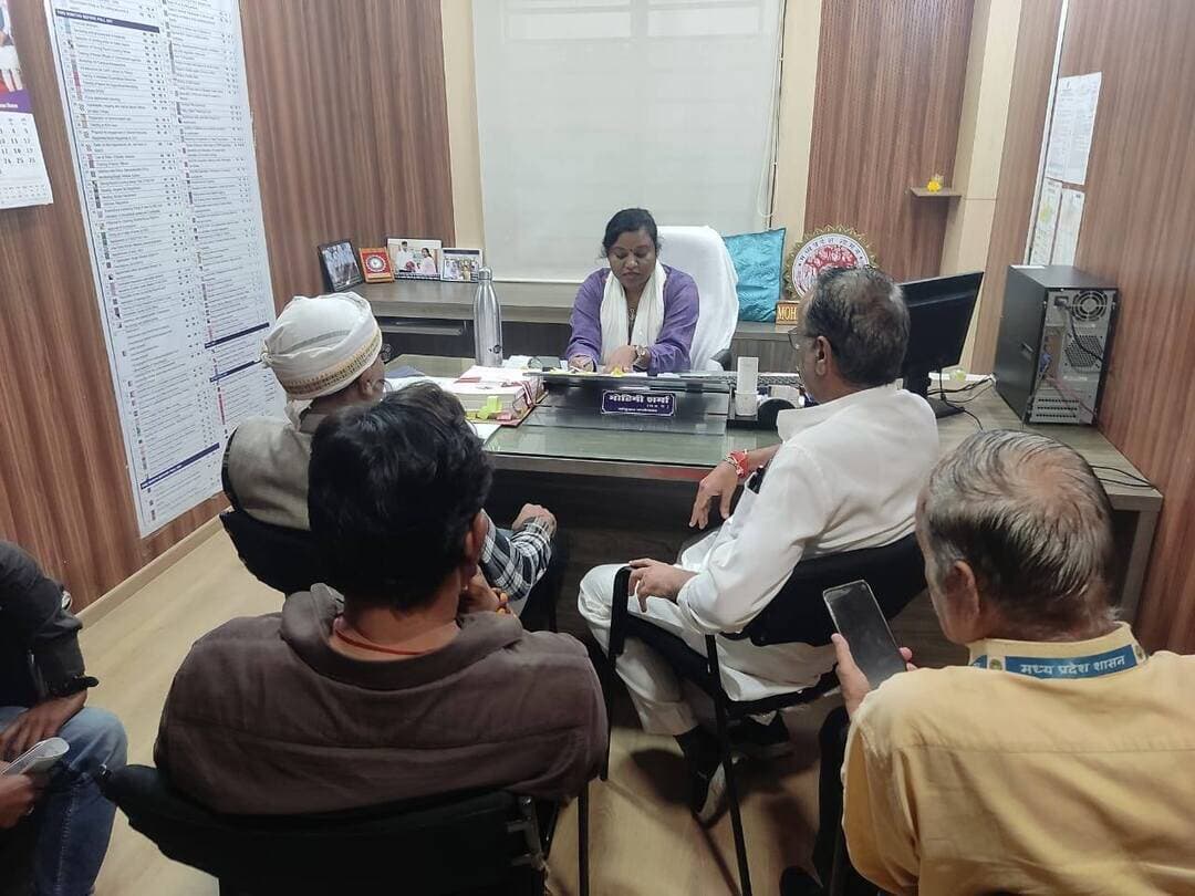 उप निर्वाचन 2026 को लेकर राजनीतिक दलों के प्रतिनिधियों के साथ बैठक, निर्वाचन प्रक्रिया एवं आचार संहिता की दी गई जानकारी
..
मध्यप्रदेश राज्य निर्वाचन आयोग, भोपाल द्वारा नगरपालिका एवं पंचायतों के उप निर्वाचन 2026 (पूर्वार्द्ध) के लिए जारी कार्यक्रम एवं समय-सारणी के अनुसार जिले में निर्वाचन प्रक्रिया संपन्न कराई जानी है। इसी क्रम में गुरुवार 3 सितंबर को संयुक्त कलेक्टर एवं उप जिला निर्वाचन अधिकारी (स्थानीय निर्वाचन) श्रीमती मोहिनी शर्मा की अध्यक्षता में राष्ट्रीय मान्यता प्राप्त राजनीतिक दलों के जिला अध्यक्षों एवं प्रतिनिधियों के साथ बैठक आयोजित की गई।
बैठक में उपस्थित राजनीतिक दलों के पदाधिकारियों एवं प्रतिनिधियों को उप निर्वाचन कार्यक्रम के संबंध में विस्तार से जानकारी दी गई। उन्हें नाम निर्देशन पत्र प्राप्त किए जाने से लेकर नाम निर्देशन पत्रों की जांच, नाम वापसी, मतदान, मतगणना तथा निर्वाचन परिणामों की घोषणा तक की पूरी प्रक्रिया के निर्धारित दिनांक एवं समय की जानकारी दी गई।
उप जिला निर्वाचन अधिकारी ने बताया कि जिले में नगरपालिका परिषद विदिशा के वार्ड क्रमांक 26 में रिक्त पार्षद पद, जनपद पंचायत कुरवाई अंतर्गत ग्राम पंचायत गुदावल में रिक्त सरपंच पद तथा जिले में कुल 13 रिक्त पंच पदों के लिए उप निर्वाचन कराया जाना है। निर्वाचन प्रक्रिया को निष्पक्ष, पारदर्शी एवं सुव्यवस्थित ढंग से संपन्न कराने के लिए सभी संबंधित अधिकारियों एवं कर्मचारियों को आवश्यक निर्देश दिए गए हैं।
बैठक में आदर्श आचरण संहिता के प्रावधानों से भी राजनीतिक दलों के प्रतिनिधियों को अवगत कराया गया। उन्हें निर्वाचन आयोग द्वारा जारी कार्यक्रम एवं समय-सारणी, रिक्त पदों की जानकारी, संबंधित मतदान केन्द्रों एवं मतदाताओं से संबंधित विवरण तथा आदर्श आचरण संहिता की पुस्तिका उपलब्ध कराई गई। राजनीतिक दलों के प्रतिनिधियों से निर्वाचन प्रक्रिया में आवश्यक सहयोग प्रदान करने तथा आदर्श आचरण संहिता का पूर्ण रूप से पालन सुनिश्चित करने का अनुरोध किया गया।
निर्वाचन अधिकारियों एवं कर्मचारियों को दिया गया प्रशिक्षण
उप निर्वाचन प्रक्रिया को सुचारू रूप से संपन्न कराने के उद्देश्य से 3 सितंबर को ही शाम 4:30 बजे से वीडियो कॉन्फ्रेंसिंग (व्हीसी) के माध्यम से जिला स्तरीय मास्टर ट्रेनर द्वारा निर्वाचन से जुड़े अधिकारियों एवं कर्मचारियों को प्रशिक्षण दिया गया।
प्रशिक्षण में रिटर्निंग ऑफिसर (पंचायत) विदिशा, बासौदा, कुरवाई, सिरोंज एवं लटेरी के मास्टर ट्रेनर, तकनीकी कर्मचारी तथा निर्वाचन कार्य में संलग्न कर्मचारियों ने भाग लिया। प्रशिक्षण के दौरान पंचायत उप निर्वाचन की विभिन्न प्रक्रियाओं, निर्वाचन संबंधी दायित्वों तथा आयोग द्वारा निर्धारित प्रक्रिया के अनुरूप कार्य संपादित किए जाने के संबंध में आवश्यक जानकारी प्रदान की गई।
इसी क्रम में नगरपालिका परिषद विदिशा के वार्ड क्रमांक 26 में पार्षद पद के उप निर्वाचन के लिए सहायक रिटर्निंग ऑफिसर (नगरपालिका परिषद) विदिशा के मास्टर ट्रेनर, तकनीकी कर्मचारियों एवं निर्वाचन कार्य में संलग्न कर्मचारियों को भी प्रशिक्षण दिया गया। प्रशिक्षण में निर्वाचन प्रक्रिया से संबंधित आवश्यक बिंदुओं, अधिकारियों एवं कर्मचारियों की जिम्मेदारियों तथा निर्वाचन आयोग के निर्देशों के अनुरूप कार्यवाही सुनिश्चित करने की जानकारी दी गई। जिला प्रशासन द्वारा उप निर्वाचन से संबंधित सभी तैयारियों को समय-सीमा में पूर्ण करने तथा निर्वाचन प्रक्रिया को स्वतंत्र, निष्पक्ष एवं शांतिपूर्ण ढंग से संपन्न कराने के लिए आवश्यक व्यवस्थाएं सुनिश्चित की जा रही हैं। Chief Electoral Officer Madhya Pradesh