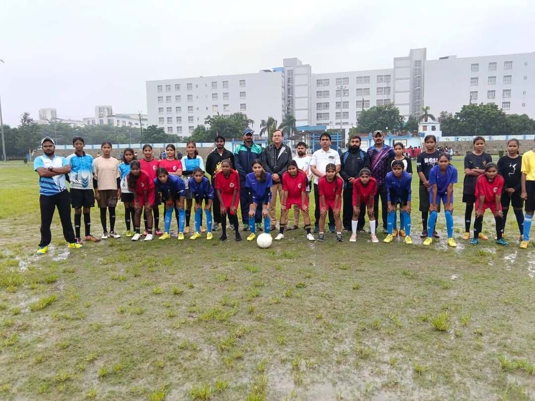 जिला स्तरीय शालेय फुटबॉल में गुलाबगंज बालिका और विदिशा बालक टीम बनी चैंपियन
..
गुलाबगंज ने विदिशा को 1-0 से हराकर जीता बालिका वर्ग का खिताब, विदिशा ने सिरोंज को 7-0 से दी करारी शिकस्त
..
स्थानीय खेल परिसर में स्कूल शिक्षा विभाग के तत्वावधान में आयोजित जिला स्तरीय शालेय फुटबॉल अंडर-17 बालक एवं बालिका प्रतियोगिता का रोमांचक समापन हुआ। प्रतियोगिता में सिरोंज, विदिशा एवं गुलाबगंज विकासखंड की टीमों ने उत्साह और खेल भावना के साथ सहभागिता की। खिलाड़ियों ने मैदान पर शानदार प्रदर्शन करते हुए अपनी प्रतिभा का प्रदर्शन किया।
प्रतियोगिता के बालिका वर्ग के पहले मुकाबले में गुलाबगंज की टीम ने शानदार प्रदर्शन करते हुए सिरोंज को एकतरफा मुकाबले में 4-0 से पराजित किया। इस जीत के साथ गुलाबगंज ने फाइनल में प्रवेश किया। फाइनल मुकाबले में गुलाबगंज और विदिशा की टीमों के बीच कड़ा और रोमांचक मुकाबला देखने को मिला। दोनों टीमों के खिलाड़ियों ने गोल करने के लिए कई प्रयास किए, लेकिन गुलाबगंज की टीम ने बेहतरीन तालमेल और आक्रामक खेल का प्रदर्शन करते हुए एक गोल दागकर 1-0 से जीत दर्ज की और बालिका वर्ग की चैंपियन बनी।
वहीं बालक वर्ग में विदिशा की टीम ने शुरुआत से ही अपना दबदबा कायम रखा। विदिशा ने सिरोंज की टीम को शानदार खेल का प्रदर्शन करते हुए 7-0 के बड़े अंतर से शिकस्त दी। विदिशा की ओर से जसन सिंह दोहल, राजवीर और अग्रिम ने शानदार प्रदर्शन किया और दो-दो गोल दागकर टीम की जीत में महत्वपूर्ण भूमिका निभाई। विदिशा के खिलाड़ियों के सामूहिक प्रदर्शन और बेहतरीन तालमेल के आगे सिरोंज की टीम संघर्ष करती नजर आई।
प्रतियोगिता में उत्कृष्ट प्रदर्शन के आधार पर खिलाड़ियों का चयन जिला टीम के लिए किया जाएगा। चयनित जिला टीम आगामी 17 सितंबर को सीहोर में आयोजित होने वाली संभाग स्तरीय शालेय फुटबॉल प्रतियोगिता में विदिशा जिले का प्रतिनिधित्व करेगी। खिलाड़ियों के चयन को लेकर प्रतियोगिता में उनके प्रदर्शन, खेल कौशल एवं टीम भावना को आधार बनाया जाएगा।
प्रतियोगिता के दौरान सिरोंज टीम के जनरल मैनेजर शान मियां, जमशेद खान, माध्यमिक खेल शिक्षक पंकज भार्गव, फुटबॉल कोच रविकांत नामदेव, केशव शर्मा एवं गोपाल कुशवाह विशेष रूप से उपस्थित रहे। प्रतियोगिता के मैचों में शिवम भास्कर, रितेश केवट तथा भव्य जालोरिया ने निर्णायक की भूमिका निभाई। जिला स्तरीय प्रतियोगिता के समापन पर खिलाड़ियों में खासा उत्साह रहा। चैंपियन टीमों के खिलाड़ियों ने आगामी संभाग स्तरीय प्रतियोगिता में भी बेहतर प्रदर्शन कर जिले का नाम रोशन करने का संकल्प लिया। #Vidisha