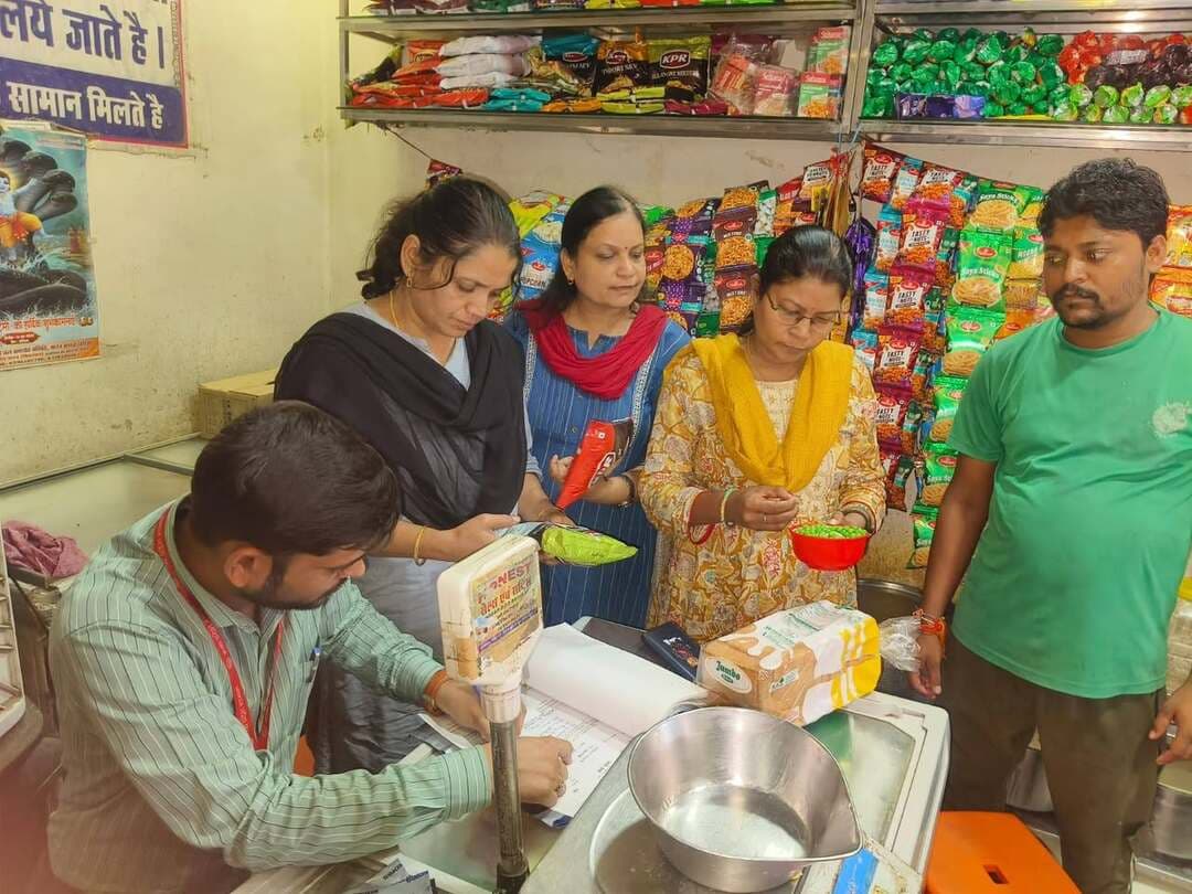 जन्माष्टमी पर्व से पहले डेयरी एवं मिठाई दुकानों पर खाद्य सुरक्षा और नापतौल विभाग की जांच
..
कलेक्टर श्री अंशुल गुप्ता के निर्देशानुसार आगामी जन्माष्टमी पर्व को दृष्टिगत रखते हुए जिले में खाद्य पदार्थों की गुणवत्ता एवं उपभोक्ताओं के हितों की सुरक्षा सुनिश्चित करने के लिए डेयरी एवं मिठाई दुकानों का निरीक्षण एवं जांच अभियान चलाया गया। अभियान के तहत खाद्य सुरक्षा अधिकारियों एवं नापतौल विभाग की संयुक्त टीम द्वारा विभिन्न प्रतिष्ठानों की जांच कर खाद्य पदार्थों की गुणवत्ता, माप-तौल एवं अन्य आवश्यक मानकों का जायजा लिया गया।
जांच के दौरान नापतौल विभाग द्वारा विभिन्न संस्थानों का निरीक्षण किया गया। जांच में अनियमितताएं पाए जाने पर नापतौल विभाग द्वारा दो प्रकरण पंजीबद्ध किए गए हैं। अधिकारियों ने दुकानदारों को निर्धारित माप-तौल के नियमों का पालन करने तथा उपभोक्ताओं को सही मात्रा में सामग्री उपलब्ध कराने के निर्देश दिए। इसी क्रम में खाद्य सुरक्षा विभाग द्वारा डेयरी एवं मिठाई दुकानों से दूध की गुणवत्ता की मौके पर प्राथमिक जांच की गई। रैपिड टेस्ट किट के माध्यम से मौके पर तीन प्रकार के दूध के नमूनों की जांच की गई, जिसमें गाय के दूध, भैंस के दूध एवं मिश्रित दूध के नमूने शामिल रहे। रैपिड टेस्ट किट से प्रारंभिक स्तर पर दूध की गुणवत्ता संबंधी परीक्षण किया गया।
खाद्य सुरक्षा अधिकारियों द्वारा दूध की विस्तृत एवं वैज्ञानिक जांच के लिए नमूने भी लिए गए हैं। इन नमूनों को आवश्यक परीक्षण के लिए प्रयोगशाला भेजा जा रहा है। प्रयोगशाला जांच रिपोर्ट के आधार पर खाद्य सुरक्षा एवं मानकों के अनुरूप आवश्यक कार्रवाई की जाएगी। अधिकारियों ने बताया कि जन्माष्टमी जैसे पर्वों के दौरान दूध, मावा, मिठाई एवं अन्य दुग्ध उत्पादों की मांग बढ़ जाती है। ऐसे में मिलावट एवं अमानक खाद्य पदार्थों की बिक्री पर प्रभावी नियंत्रण रखने के उद्देश्य से जिले में जांच अभियान निरंतर जारी रहेगा। संबंधित अधिकारियों को निर्देशित किया गया है कि वे खाद्य प्रतिष्ठानों की नियमित जांच करते हुए नियमों का उल्लंघन पाए जाने पर नियमानुसार कार्रवाई सुनिश्चित करें। प्रशासन ने आमजन से भी अपील की है कि वे खाद्य सामग्री एवं मिठाई आदि खरीदते समय गुणवत्ता और पैकिंग की जानकारी अवश्य देखें तथा किसी प्रकार की मिलावट या अनियमितता की जानकारी होने पर संबंधित विभाग को सूचित करें। #Vidisha