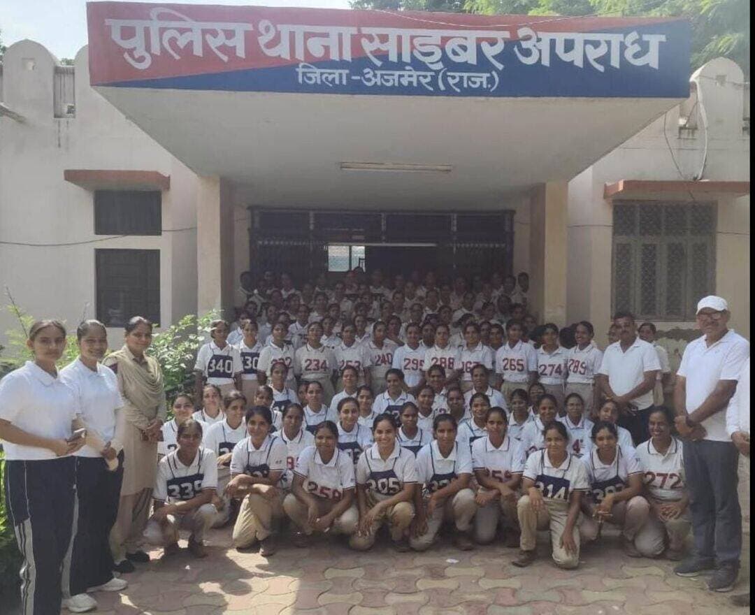 साइबर अपराधों से बचाव के लिए अजमेर पुलिस का जागरूकता अभियान, 225 विद्यार्थियों को दी जानकारी
अजमेर। साइबर अपराधों से बचाव और आमजन को डिजिटल सुरक्षा के प्रति जागरूक करने के लिए अजमेर पुलिस की ओर से “साइबर सुरक्षित राजस्थान” सितंबर माह-2026 अभियान चलाया जा रहा है। अभियान के तहत साइबर थाना पुलिस की टीम ने गुरुवार को ओरिसन सी. सै. विद्यालय में जागरूकता कार्यक्रम आयोजित किया।
कार्यक्रम में करीब 225 विद्यार्थियों को साइबर अपराधों के विभिन्न तरीकों, ऑनलाइन ठगी से बचाव और सुरक्षित इंटरनेट उपयोग के बारे में जानकारी दी गई। विद्यार्थियों को साइबर ठगी होने की स्थिति में तत्काल राष्ट्रीय हेल्पलाइन नंबर 1930 पर शिकायत दर्ज कराने तथा www.cybercrime.gov.in पोर्टल के माध्यम से शिकायत करने की प्रक्रिया भी समझाई गई।
इसके अलावा बैंकिंग और वित्तीय संस्थानों से जुड़े लोगों को डिजिटल धोखाधड़ी से सावधान रहने के लिए जागरूक किया गया। यूनियन बैंक, श्रीनगर रोड अजमेर शाखा में भी कार्यक्रम आयोजित कर करीब 58 लाभार्थियों को साइबर अपराधों से बचाव के उपाय बताए गए।
अजमेर पुलिस ने आमजन से अपील की है कि किसी अनजान लिंक पर क्लिक न करें, ओटीपी और बैंक संबंधी गोपनीय जानकारी किसी से साझा न करें तथा साइबर ठगी का शिकार होने पर बिना देरी किए 1930 पर सूचना दें।
Ajmer Police Rajasthan