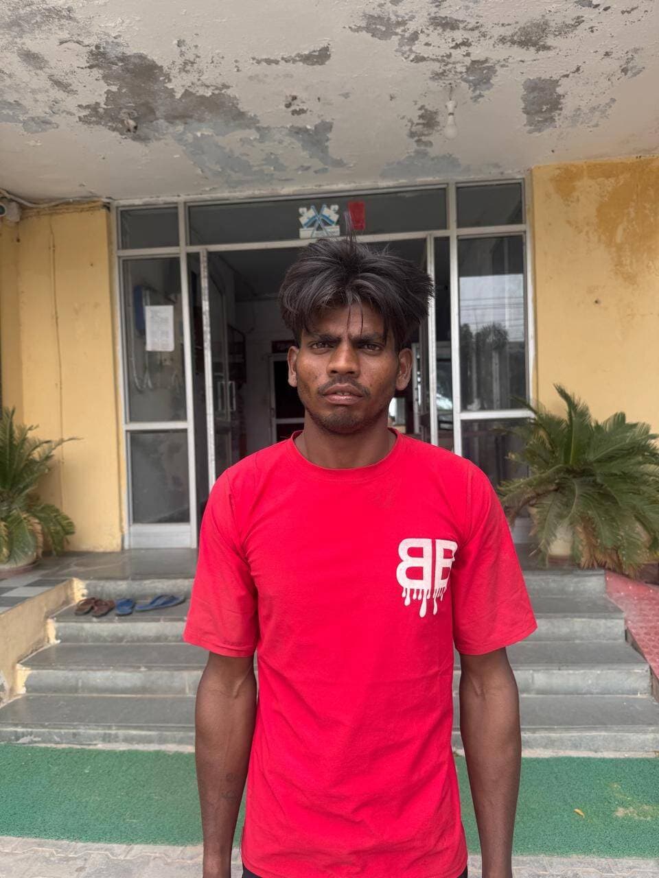 नाबालिग से दुष्कर्म के आरोपी को पुलिस ने किया गिरफ्तार
अजमेर। महिला अत्याचार से जुड़े गंभीर मामलों में कार्रवाई करते हुए पीसांगन थाना पुलिस ने नाबालिग से दुष्कर्म के मामले में आरोपी को गिरफ्तार किया है। पुलिस के अनुसार मामले में 31 अगस्त 2026 को पीड़िता के परिजनों ने शिकायत दर्ज कराई थी। शिकायत के आधार पर पुलिस ने भारतीय न्याय संहिता की संबंधित धाराओं और पॉक्सो एक्ट के तहत मामला दर्ज कर जांच शुरू की।
मामले की गंभीरता को देखते हुए थाना अधिकारी के नेतृत्व में विशेष टीम का गठन किया गया। टीम ने तकनीकी सहायता और मुखबिर तंत्र के जरिए आरोपी की तलाश शुरू की। जांच के दौरान पुलिस ने आरोपी के खिलाफ लगाए गए आरोपों की पुष्टि करते हुए उसे गिरफ्तार कर लिया। पुलिस के मुताबिक प्रकरण में अग्रिम अनुसंधान जारी है।
पुलिस ने गिरफ्तार आरोपी की पहचान दिनेश कुमार मीणा के रूप में बताइ है।
पुलिस ने आमजन से अपील की है कि नाबालिगों की सुरक्षा सभी की सामूहिक जिम्मेदारी है। बच्चों के साथ किसी भी प्रकार की गलत हरकत की जानकारी होने पर तत्काल पुलिस को सूचना दें और बच्चों के लिए सुरक्षित एवं भयमुक्त वातावरण बनाए रखें।
Ajmer Police Rajasthan