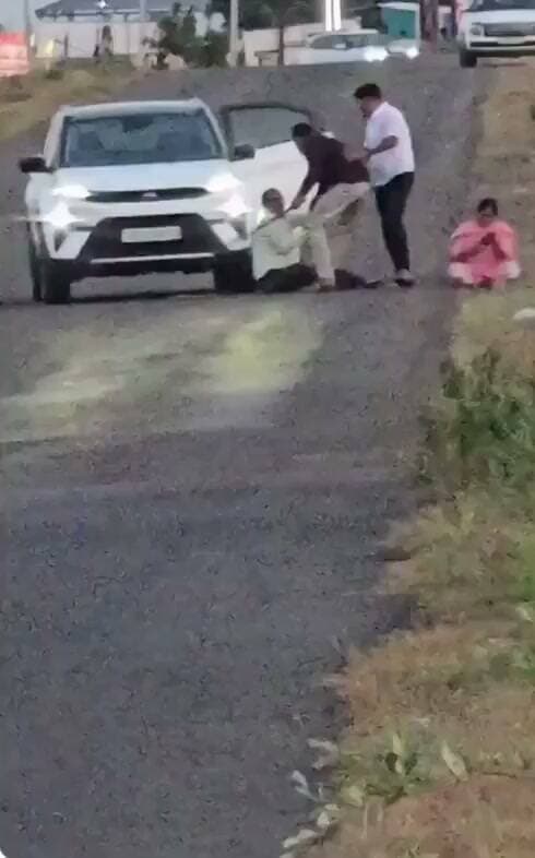 इन कलयुगी बेटों को देखिए
जमीन के विवाद में दो बेटों ने बीच सड़क पर अपने ही पिता की बेरहमी से पिटाई कर दी।
बताया जा रहा है कि बेटे अपनी मां अंजना राउत के नाम की जमीन बेचने से नाराज थे। इसी बात को लेकर दोनों बेटों ने बीच सड़क पर पिता के साथ मारपीट की।
वीडियो महाराष्ट्र के इंदापुर का है।