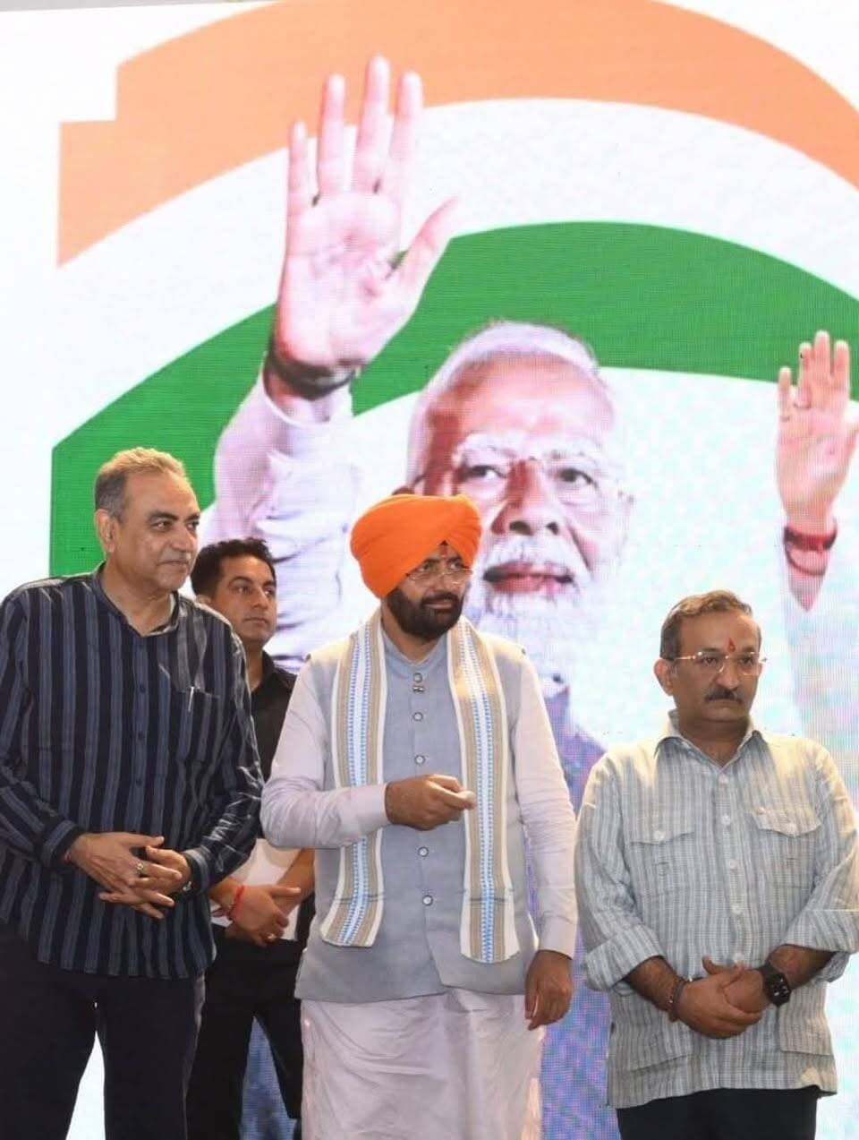 हरियाणा के मुख्यमंत्री श्री नायब सिंह सैनी ने वीरवार को पंचकूला के सेक्टर-5 में आयोजित समारोह में नमो क्रिकेट लीग-2026 की ट्रॉफी का अनावरण किया। इस अवसर पर उन्होंने खिलाड़ियों का उत्साहवर्धन करते हुए क्रिकेट में भी हाथ आजमाया। मुख्यमंत्री ने खेल प्रतिभाओं और कलाकारों को सम्मानस्वरूप क्रिकेट बैट और बॉल भेंट कर उनका हौसला बढ़ाया।
मुख्यमंत्री ने नमो क्रिकेट लीग की परिकल्पना और इसकी तैयारियों के लिए सुदेश भंडारी चैरिटेबल ट्रस्ट को बधाई दी। इस अवसर पर मुख्यमंत्री के राजनीतिक सचिव श्री तरुण भंडारी भी विशेष रूप से उपस्थित रहे।
नशे के खिलाफ जागरूकता फैलाने के उदेश्य से आयोजित की जा रही नमो क्रिकेट लीग में 5 राज्यों की 3 हजार से अधिक टीमें भाग लेंगी। इतनी बड़ी संख्या में युवाओं की भागीदारी से नशामुक्ति का संदेश व्यापक स्तर पर जाएगा, क्योंकि इस प्रतियोगिता का उद्देश्य ही नशे के विरूद्व जागरूकता फैलाना है। यह आयोजन इसलिए भी विशेष है, क्योंकि इसका शुभारंभ 17 सितंबर को प्रधानमंत्री श्री नरेंद्र मोदी के जन्मदिन पर किया जा रहा है।
हरियाणा की मिट्टी में खेल और खिलाड़ी दोनों रचे-बसे हुए हैं। ओलंपिक हो, पैरालंपिक हो, एशियाई खेल हों, राष्ट्रमंडल खेल हों या अन्य अंतरराष्ट्रीय प्रतियोगिताएं-हरियाणा के खिलाड़ियों ने बार-बार सिद्ध किया है कि छोटा प्रदेश होते हुए भी हमारा हौसला बहुत बड़ा है। यही हौसला हाल ही में ग्लासगो में हुए 23वें कॉमनवेल्थ गेम्स में देखने को मिला। इन खेलों में भारत ने 13 स्वर्ण, 17 रजत और 9 कांस्य सहित कुल 39 पदक जीतकर पदक तालिका में चौथा स्थान प्राप्त किया। इनमें से हरियाणा के खिलाड़ियों ने 11 पदक जीते हैं। इनमें 7 स्वर्ण, 2 रजत और 2 कांस्य पदक शामिल हैं। इन खेल उपलब्धियों का श्रेय हमारे खिलाड़ियों की मेहनत और राज्य सरकार की खेल नीति को जाता है।
#panchkulanews #panchkula #panchkulasocialmedia