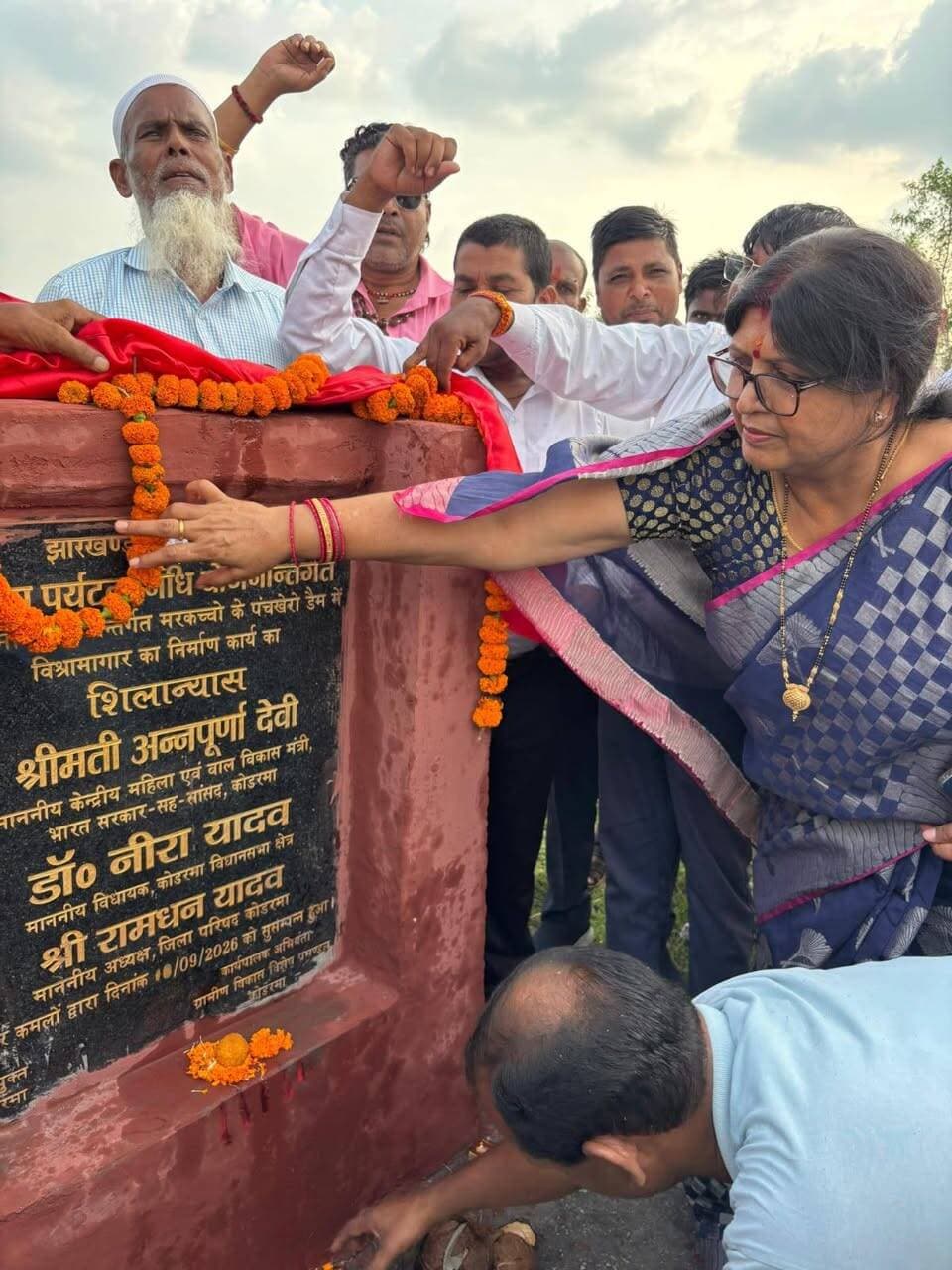 पंचखेरो डैम में 45 लाख से बनेगा विश्रामागार, पर्यटकों को मिलेगी ठहरने की सुविधा
विधायक डॉ नीरा यादव ने किया शिलान्यास
कोडरमा। मरकच्चो प्रखंड क्षेत्र के प्रसिद्ध पर्यटन स्थल पंचखेरो डैम में पर्यटकों की सुविधा के लिए 45 लाख रुपये की लागत से विश्रामागार का निर्माण कराया जाएगा। जिला पर्यटन निधि योजना के तहत प्रस्तावित विश्रामागार निर्माण कार्य का शिलान्यास गुरुवार को पूर्व शिक्षा मंत्री सह कोडरमा विधायक डॉ. नीरा यादव ने नारियल फोड़कर विधिवत रूप से किया। निर्माण कार्य ग्रामीण विकास विशेष प्रमंडल, कोडरमा की ओर से कराया जाएगा। शिलान्यास के मौके पर विधायक डॉ. नीरा यादव ने कहा कि पंचखेरो डैम कोडरमा जिले का एक महत्वपूर्ण और रमणीक पर्यटन स्थल है। यहां प्रत्येक वर्ष बड़ी संख्या में पर्यटक पहुंचते हैं। विश्रामागार के निर्माण से दूर-दराज से आने वाले पर्यटकों को ठहरने और आराम करने की बेहतर सुविधा मिल सकेगी। उन्होंने कहा कि इस सुविधा के विकसित होने से पंचखेरो डैम में पर्यटन को और बढ़ावा मिलेगा तथा स्थानीय स्तर पर रोजगार के अवसर भी सृजित होंगे। विधायक ने कहा कि क्षेत्र में पर्यटन की अपार संभावनाएं हैं और आधारभूत सुविधाओं के विकास से पंचखेरो डैम को और बेहतर पर्यटन स्थल के रूप में विकसित किया जा सकता है। शिलान्यास कार्यक्रम में मंडल अध्यक्ष शंभु सिंह, मुखिया सुनील यादव, पवन सिंह, अर्जुन यादव, महेश यादव, सदानंद वर्मा, सरयू वर्मा, संजय वर्मा, नरेंद्र सिंह, सतीश सिंह, हरिहर सिंह, रवि सिंह के अलावा विभागीय अधिकारी एवं बड़ी संख्या में स्थानीय ग्रामीण मौजूद थे।