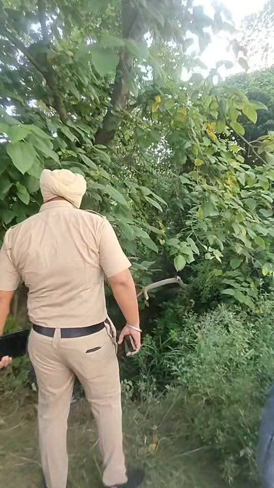 नमस्कार कुछ शब्दों से यमुनानगर पढ़ने का समय निकाले। बेहतर समझ आएगा : आज नजदीक दड़वा यमुना पुल के साथ नीचे से जा रही पटरी पर नजदीक झाड़ियों में एक युवक शव फंदे से लटकता बरामद हुआ , मौके पर स्थानीय निवासी व 112 हरियाणा पुलिस हेल्पलाइन व एम्ब्युलेंस भी पहुंची। युवक की पहचान पुनीत उम्र 38, साल शादीशुदा नजदीक फतेहपुर ग्राम निवासी के रूप में हुई ,मौके पर मौजूद मृत युवक के पिता शेर सिंह ने बताया किसी से कोई झगड़ा नहीं न ही घर में परेशानी , क्यों किया किसी को नहीं पता वीडियो बनाने वालों की भीड़ थी ,मौके पर मौजूद पुलिस कर्मी इलाका थाना प्रभारी के आने का इंतज़ार कर रहे थे ताकि मौका निरीक्षण के बाद उस शव को सिविल अस्पताल पोस्टमार्टम हेतु ले जाया जाए , वहां मौजूद 112 कर्मियों को भी यही शुरुआती जानकारी थी मृतक के परिजनों ने हत्या की आशंका फिर भी जताई कहा जांच होनी चाहिए । इससे आगे की तसवीरे नहीं दिखा पाऊंगा आपको विचलित करेगी। खबरों के दौरान ऐसी परिस्थिती में सोचता हु जीवन इतना सस्ता क्यों है कुछ लोगों के लिए। जो इतनी आसानी से किसी को मार देना या खुद मर जाना? अगर जवाब हो तो बताइयेगा कमेंटबक्स में नमो नारायण 🙏अजय AK News Yamunanagar Haryana