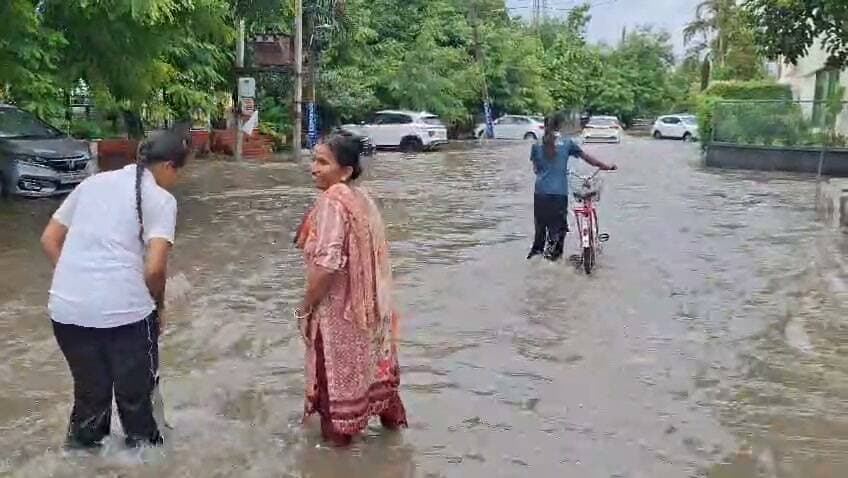 करनाल में अचानक बारिश
पानी से गुजरते लोग