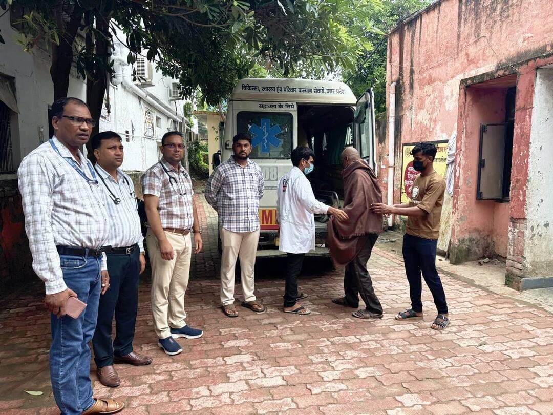 #बलिया #बेल्थरारोड #पशुहारी में 5 दिन में एक ही परिवार की 3 मौतों के बाद अब पिता-पुत्र भी बीमार, संभावित स्वाइन फ्लू की आशंका से हड़कंप! तेज बुखार के बाद शिवचंद्र राजभर और 22 वर्षीय मनन राजभर को स्वास्थ्य विभाग ने जिला अस्पताल भेजा, आइसोलेशन में रखकर होगी निगरानी; गांव में स्वास्थ्य टीम का कैंप, #विधायक #हंसू_राम ने परिजनों से मिलकर बढ़ाया भरोसा. ...
तीन मौतों के बाद अब पिता-पुत्र की तबीयत बिगड़ी तो दहशत में आया पशुहारी!
#followerseveryone #nonfollowersviewers
#Pashuhari #BeltharaRoad #Ballia #SwineFluAlert #SuspectedSwineFlu #HealthAlert #HealthDepartment #DistrictHospital #Isolation #FeverCases #MedicalCamp #BalliaNews