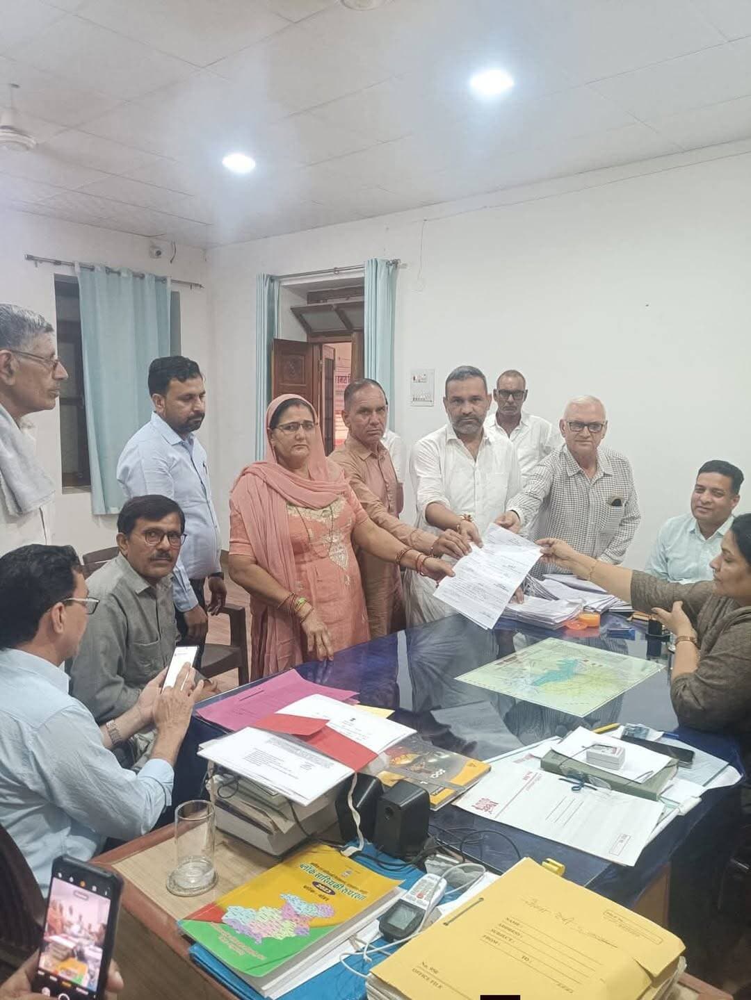 नोहर वार्ड नंबर 40 से निर्दलीय उम्मीदवार कृष्णा गोदारा ने नामांकन लिया वापस
पूर्व विधायक अभिषेक मटोरिया की मौजूदगी में वापस लिया नामांकन