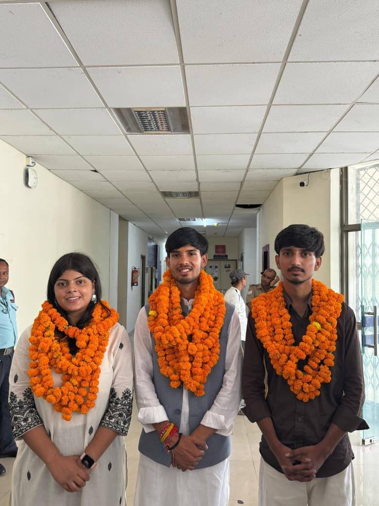 गढ़वाल विश्वविद्यालय छात्रसंघ चुनाव: जय हो के अध्यक्ष प्रत्याशी हिमांशु भंडारी ने कराया नामांकन
श्रीनगर गढ़वाल। हेमवती नंदन बहुगुणा गढ़वाल विश्वविद्यालय के छात्रसंघ चुनाव को लेकर गतिविधियां तेज हो गई हैं। गुरुवार को जय हो छात्र संगठन की ओर से अध्यक्ष पद के प्रत्याशी हिमांशु भंडारी ने अपना नामांकन दाखिल किया। संगठन ने इस बार अध्यक्ष, कोषाध्यक्ष और छात्रा प्रतिनिधि पद पर प्रत्याशी मैदान में उतारे हैं।
अध्यक्ष पद के प्रत्याशी हिमांशु भंडारी पीएचडी के छात्र हैं। संगठन के अनुसार, विश्वविद्यालय के छात्रसंघ चुनाव में पहली बार पीएचडी स्तर का कोई छात्र अध्यक्ष पद के लिए चुनाव लड़ रहा है। संगठन ने उनके अकादमिक अनुभव को चुनाव अभियान में प्रमुख आधार बनाया है। उसका कहना है कि उच्च शिक्षा के स्तर पर अध्ययनरत छात्र के नेतृत्व से छात्र हितों से जुड़े विषयों को अकादमिक दृष्टिकोण के साथ उठाने में मदद मिल सकती है।
कोषाध्यक्ष पद पर बीएससी फॉरेस्ट्री के छात्र राम रूप गुजर और छात्रा प्रतिनिधि पद पर बीटेक द्वितीय वर्ष की छात्रा सुनिधि सिंह को प्रत्याशी बनाया गया है।
जय हो छात्र संगठन ने अपने चुनाव अभियान में छात्र हितों से जुड़े मुद्दों को प्रमुखता दी है। संगठन का कहना है कि वह 5 प्रतिशत कैंपस वेटेज, डिग्री में ‘सेंट्रल यूनिवर्सिटी’ लिखे जाने तथा विभिन्न पाठ्यक्रमों में सीटें कम किए जाने जैसे मुद्दों को लेकर पूर्व में आंदोलन कर चुका है। संगठन के अनुसार, इन आंदोलनों के दौरान छात्र नेताओं और छात्रों को मुकदमों का सामना भी करना पड़ा।
नामांकन के दौरान संगठन के पदाधिकारी और समर्थक मौजूद रहे। इस दौरान आयुष मियां, दिव्यांशु बहुगुणा, अंकित रावत, शिवांश डोभाल, वीरेंद्र बिष्ट, कैवल्य जखमोला और दिशांत धनाई सहित कई छात्र नेता एवं कार्यकर्ता उपस्थित रहे।