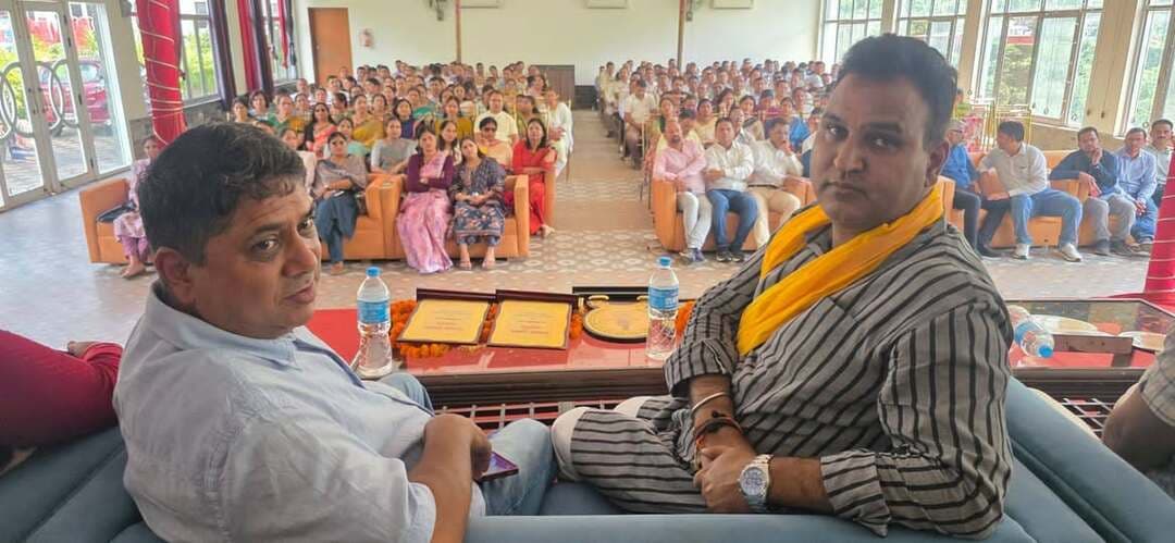 मलेथा में शिक्षक सम्मान समारोह, 650 शिक्षकों का हुआ सम्मान
देवप्रयाग। विधानसभा क्षेत्र देवप्रयाग के मलेथा में विधायक विनोद कंडारी की ओर से शिक्षक सम्मान समारोह का आयोजन किया गया। हर वर्ष की भांति आयोजित समारोह में क्षेत्र के विभिन्न विद्यालयों से पहुंचे करीब 650 शिक्षकों को सम्मानित किया गया।
समारोह को संबोधित करते हुए विधायक विनोद कंडारी ने कहा कि शिक्षक समाज और राष्ट्र निर्माण की आधारशिला हैं। शिक्षक विद्यार्थियों को केवल शिक्षा ही नहीं देते, बल्कि उनके व्यक्तित्व निर्माण और बेहतर भविष्य की दिशा तय करने में भी महत्वपूर्ण भूमिका निभाते हैं। उन्होंने कहा कि शिक्षकों का सम्मान करना समाज की सामूहिक जिम्मेदारी है और शिक्षक दिवस के अवसर पर शिक्षकों के प्रति सम्मान एवं कृतज्ञता व्यक्त करना गौरव की बात है।
कार्यक्रम में देवप्रयाग ब्लॉक अध्यक्ष धनवीर रमोला, कीर्तिनगर ब्लॉक अध्यक्ष महेंद्र कठैत, मंत्री अजय कुमार, मंच संचालक राजेश सेमवाल, देवेंद्र बिष्ट, ब्लॉक प्रमुख विनोद बिष्ट, नगर पालिका अध्यक्ष ममता देवी, नगर पंचायत कीर्तिनगर अध्यक्ष राकेश मोहन मेथाणी, मंडल अध्यक्ष विकास मेहरा, कविता बिष्ट, कुलदीप रावत और मंडल अध्यक्ष नरेंद्र रावत सहित बड़ी संख्या में शिक्षक एवं गणमान्य लोग मौजूद रहे।
समारोह में शिक्षकों को सम्मानित किए जाने पर उपस्थित शिक्षकों ने विधायक विनोद कंडारी का आभार व्यक्त किया। शिक्षकों ने कहा कि इस प्रकार के आयोजनों से शिक्षकों के प्रति समाज में सम्मान की भावना और मजबूत होती है तथा उन्हें अपने दायित्वों के प्रति और अधिक उत्साह के साथ कार्य करने की प्रेरणा मिलती है।