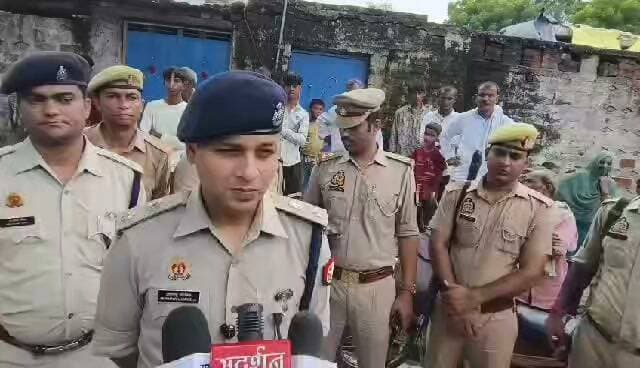 थाना औंग क्षेत्रांर्गत ग्राम भीकमपुर में हुई घटना में अभी तक पुलिस की तफ्तीश, घटनास्थल के आसपास के लोगों और परिजनों से हुई पूछताछ में घटना के संबंध में जो तथ्य सामने आए हैं, उनके अनुसार रात करीब 3.15 बजे डायल-112 पर सूचना प्राप्त हुई कि एक व्यक्ति ने एक ही परिवार के पांच लोगों को घायल कर दिया है। सूचना पर स्थानीय पुलिस एवं डायल-112 पुलिस तत्काल मौके पर पहुंची। मौके पर एक ही घर में पांच लोग गंभीर रूप से घायल अवस्था में मिले, जिनके शरीर पर किसी धारदार हथियार से कई वार किए गए थे। वहीं घर के बाहर एक व्यक्ति बेहोशी की अवस्था में पड़ा मिला, जिसकी पहचान पवन विश्वकर्मा के रूप में हुई। पवन विश्वकर्मा इसी घर का दामाद था और मूल रूप से ग्राम आशापुर, थाना औंग क्षेत्र का रहने वाला था। उसे तत्काल उपचार के लिए अस्पताल भेजा गया, जहां पहुंचने तक उसकी मृत्यु हो गई। घटना वाले घर में मौजूद लोगों से पूछताछ में पता चला कि पवन विश्वकर्मा कल शाम वहां आया था। उसने परिवार को बताया था कि उसके साले राजू विश्वकर्मा के बेटे की शादी के लिए लड़की देखने जाना है। इसके बाद वह करीब पांच बजे राजू विश्वकर्मा को अपने साथ लेकर गया और करीब 08.00 बजे अपने गांव आशापुर वापस आया। वहां से कपड़े बदलने के बाद रात करीब 10.00 बजे वह दोबारा भीकमपुर आया। सभी लोगों ने खाना खाया और इसके बाद सो गए। राजू विश्वकर्मा के संबंध में पूछने पर पवन ने बताया कि वह कहीं रुक गया है और स्वयं ही वापस आ जाएगा, लेकिन उसने यह स्पष्ट नहीं बताया कि राजू कहां रुका है।
रात करीब डेढ़ बजे पवन विश्वकर्मा ने अपने साथ लाए बांका जैसे हथियार से सो रहे लोगों पर अचानक कई वार किए। इसी दौरान साइड वाले घर में रहने वाला दूसरा साला राजेश विश्वकर्मा भी बीच-बचाव के लिए आया, जिस पर भी उसने कई वार किए। इस प्रकार कुल पांच लोग घायल हुए। जब घायल लोगों ने आत्मरक्षा में पवन को रोकने का प्रयास किया और वह नहीं रुका, तो उन्होंने उसे काबू में किया तथा उसके द्वारा दोबारा हमला न किए जाने के लिए आत्मरक्षा में उसे भी चोट पहुंची, जिसके बाद वह बेहोश होकर बाहर पड़ा मिला। वर्तमान में राजू विश्वकर्मा की तलाश की जा रही है। उसकी लोकेशन पता करने के लिए सीसीटीवी फुटेज एवं सीडीआर का विश्लेषण किया जा रहा है। 05 घायलों में से 01 घायल का उपचार मेडिकल कॉलेज, मलवां में चल रहा है