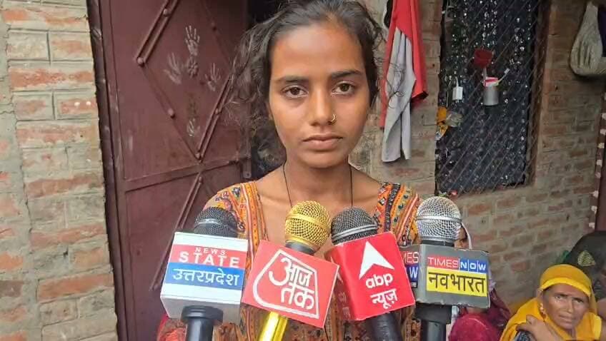 फतेहपुर जिले के औंग थाना क्षेत्र के बीकपुर गांव में सनसनी खेज हत्या कांड सनसनी वारदात से हड़कंप मच गया। ससुराल वालों ने पत्नी को भड़काया तो दमाम घर पहुंच तलवार से साले सरहज सहित भतीजों को काट डाला,गांव वालो में दामाद पवन की लाठी डंडों से पीट पीटकर हत्या कर दी। इस घटना के बाद एसपी मौके पर पहुंच जांच पड़ताल कर मृतक के शव को पोस्टमार्टम के लिए भेजवाते हुए घायलों को कानपुर हैलट में भर्ती करवाया।
वीओ - बीकमपुर गांव में रोते बिलखते परिजनों को देखिए जहां एक ही परिवार के पांच लोगों को उसकी परिवार के दामाद ने तलवार से काटकर भागने का प्रयास किया तो गांव वालो ने पकड़कर उसकी हत्या कर दी। परिजनों की माने तो दामाद पवन की शादी 26 साल पूर्व हुई थी
, शादी के बाद पत्नी पांच साल तक ससुराल में रही लेकिन परिवारी विवाद और पत्नी के चाल चलन को लेकर कहा कहा सुनी हुई और वह अपने बच्चों को लेकर अपने मायके चली आई और फिर वह ससुराल नहीं गई। ससुराल वालों पर भड़काने की आशंका समझकर उसने षडयंत्र के तहत ससुराल पहुंचकर अपने बड़े साले को लड़की दिखाने के बहाने घर लेकर गायब कर दिया और घर पहुंचकर सुबह आने की बात कहकर कपड़े बदलकर पुनः ससुराल पहुंचा जहां उसने योजना बद्ध तरीके घर पहुंच तलवार से घर के बाहर सो रहे छोटे साले राजेश, सरहज बुद्धा, भतीजा प्रदीप, राजकरन, गोरे गंभीर रूप से घायल हो गए। जिन्हें नजदीकी अस्पताल से कानपुर हैलट भेजा गया जहां सभी का इलाज चल रहा है। इस घटना के बाद घायल के परिजनों का हाल बेहाल है जबकि मृतक के पिता ने बताया कि उसकी बहु के चाल चलन ठीक नहीं था और बेटा बहु को बुलाने का प्रयास कर रहा था लेकिन वह लोग नहीं आ रहे थे। कल शाम घर आने के बाद बहुत टेंशन में था उसके बाद इसका कोई पता नहीं चला है।
वीओ - एसपी अभिमन्यु मांगलिक ने बताया कि पवन ने अपने ससुराल में पहुंचकर अपने साले राजू को ले गया लेकिन राजू का अभी तक कोई पता नहीं है उसकी खोज की जा रही है। वहीं मृतक के शव को पोस्टमार्टम के लिए भेजकर कार्रवाई की जा रही है।