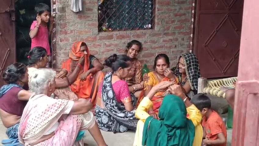 फतेहपुर जिले के औंग थाना क्षेत्र के बीकपुर गांव में सनसनी खेज हत्या कांड सनसनी वारदात से हड़कंप मच गया। ससुराल वालों ने पत्नी को भड़काया तो दमाम घर पहुंच तलवार से साले सरहज सहित भतीजों को काट डाला,गांव वालो में दामाद पवन की लाठी डंडों से पीट पीटकर हत्या कर दी। इस घटना के बाद एसपी मौके पर पहुंच जांच पड़ताल कर मृतक के शव को पोस्टमार्टम के लिए भेजवाते हुए घायलों को कानपुर हैलट में भर्ती करवाया।
वीओ - बीकमपुर गांव में रोते बिलखते परिजनों को देखिए जहां एक ही परिवार के पांच लोगों को उसकी परिवार के दामाद ने तलवार से काटकर भागने का प्रयास किया तो गांव वालो ने पकड़कर उसकी हत्या कर दी। परिजनों की माने तो दामाद पवन की शादी 26 साल पूर्व हुई थी
, शादी के बाद पत्नी पांच साल तक ससुराल में रही लेकिन परिवारी विवाद और पत्नी के चाल चलन को लेकर कहा कहा सुनी हुई और वह अपने बच्चों को लेकर अपने मायके चली आई और फिर वह ससुराल नहीं गई। ससुराल वालों पर भड़काने की आशंका समझकर उसने षडयंत्र के तहत ससुराल पहुंचकर अपने बड़े साले को लड़की दिखाने के बहाने घर लेकर गायब कर दिया और घर पहुंचकर सुबह आने की बात कहकर कपड़े बदलकर पुनः ससुराल पहुंचा जहां उसने योजना बद्ध तरीके घर पहुंच तलवार से घर के बाहर सो रहे छोटे साले राजेश, सरहज बुद्धा, भतीजा प्रदीप, राजकरन, गोरे गंभीर रूप से घायल हो गए। जिन्हें नजदीकी अस्पताल से कानपुर हैलट भेजा गया जहां सभी का इलाज चल रहा है। इस घटना के बाद घायल के परिजनों का हाल बेहाल है जबकि मृतक के पिता ने बताया कि उसकी बहु के चाल चलन ठीक नहीं था और बेटा बहु को बुलाने का प्रयास कर रहा था लेकिन वह लोग नहीं आ रहे थे। कल शाम घर आने के बाद बहुत टेंशन में था उसके बाद इसका कोई पता नहीं चला है।
वीओ - एसपी अभिमन्यु मांगलिक ने बताया कि पवन ने अपने ससुराल में पहुंचकर अपने साले राजू को ले गया लेकिन राजू का अभी तक कोई पता नहीं है उसकी खोज की जा रही है। वहीं मृतक के शव को पोस्टमार्टम के लिए भेजकर कार्रवाई की जा रही है।