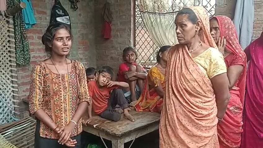 फतेहपुर जिले के औंग थाना क्षेत्र के बीकपुर गांव में सनसनी खेज हत्या कांड सनसनी वारदात से हड़कंप मच गया। ससुराल वालों ने पत्नी को भड़काया तो दमाम घर पहुंच तलवार से साले सरहज सहित भतीजों को काट डाला,गांव वालो में दामाद पवन की लाठी डंडों से पीट पीटकर हत्या कर दी। इस घटना के बाद एसपी मौके पर पहुंच जांच पड़ताल कर मृतक के शव को पोस्टमार्टम के लिए भेजवाते हुए घायलों को कानपुर हैलट में भर्ती करवाया।
वीओ - बीकमपुर गांव में रोते बिलखते परिजनों को देखिए जहां एक ही परिवार के पांच लोगों को उसकी परिवार के दामाद ने तलवार से काटकर भागने का प्रयास किया तो गांव वालो ने पकड़कर उसकी हत्या कर दी। परिजनों की माने तो दामाद पवन की शादी 26 साल पूर्व हुई थी
, शादी के बाद पत्नी पांच साल तक ससुराल में रही लेकिन परिवारी विवाद और पत्नी के चाल चलन को लेकर कहा कहा सुनी हुई और वह अपने बच्चों को लेकर अपने मायके चली आई और फिर वह ससुराल नहीं गई। ससुराल वालों पर भड़काने की आशंका समझकर उसने षडयंत्र के तहत ससुराल पहुंचकर अपने बड़े साले को लड़की दिखाने के बहाने घर लेकर गायब कर दिया और घर पहुंचकर सुबह आने की बात कहकर कपड़े बदलकर पुनः ससुराल पहुंचा जहां उसने योजना बद्ध तरीके घर पहुंच तलवार से घर के बाहर सो रहे छोटे साले राजेश, सरहज बुद्धा, भतीजा प्रदीप, राजकरन, गोरे गंभीर रूप से घायल हो गए। जिन्हें नजदीकी अस्पताल से कानपुर हैलट भेजा गया जहां सभी का इलाज चल रहा है। इस घटना के बाद घायल के परिजनों का हाल बेहाल है जबकि मृतक के पिता ने बताया कि उसकी बहु के चाल चलन ठीक नहीं था और बेटा बहु को बुलाने का प्रयास कर रहा था लेकिन वह लोग नहीं आ रहे थे। कल शाम घर आने के बाद बहुत टेंशन में था उसके बाद इसका कोई पता नहीं चला है।
वीओ - एसपी अभिमन्यु मांगलिक ने बताया कि पवन ने अपने ससुराल में पहुंचकर अपने साले राजू को ले गया लेकिन राजू का अभी तक कोई पता नहीं है उसकी खोज की जा रही है। वहीं मृतक के शव को पोस्टमार्टम के लिए भेजकर कार्रवाई की जा रही है।