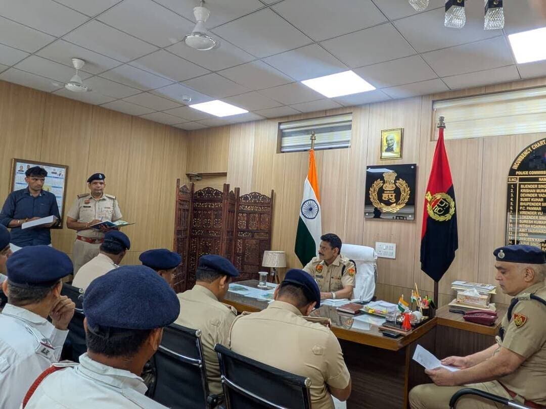 पुलिस प्रेस नोट 3 सितंबर 2026
*PARIVARTAN* योजना के प्रभावी क्रियान्वयन एवं End-of-Life वाहनों के विरुद्ध विशेष अभियान को लेकर समीक्षा बैठक आयोजित
फरीदाबाद: *PARIVARTAN* योजना के प्रभावी क्रियान्वयन के लिए वीरवार को पुलिस उपायुक्त यातायात, जयबीर सिंह की अध्यक्षता में लघु सचिवालय सेक्टर 12 स्थित उनके कार्यालय में एक महत्वपूर्ण समीक्षा बैठक आयोजित की गई। बैठक में एसीपी ट्रैफिक शैलेंद्र सिंह, एचपीएस, सभी यातायात निरीक्षक, जोनल अधिकारी यातायात, तथा यातायात शाखा के अन्य अधिकारी उपस्थित रहे।
पुलिस प्रवक्ता अनुसार बैठक में भारत सरकार, हरियाणा सरकार, राष्ट्रीय राजधानी क्षेत्र योजना बोर्ड (NCRPB) तथा वायु गुणवत्ता प्रबंधन आयोग (CAQM) के निर्देशों के अनुरूप *PARIVARTAN* योजना के प्रभावी क्रियान्वयन तथा एनसीआर क्षेत्र में संचालित BS-III एवं उससे नीचे श्रेणी के पुराने/End-of-Life (EOL) ट्रक एवं बसों के विरुद्ध की जाने वाली कार्रवाई की समीक्षा की गई।
बैठक के दौरान पुलिस उपायुक्त यातायात जयबीर सिंह, आईपीएस ने सभी अधिकारियों को निर्देश दिए कि अपने-अपने क्षेत्रों में पुराने/End-of-Life वाहनों की पहचान कर उनके विरुद्ध नियमानुसार प्रभावी कार्रवाई सुनिश्चित की जाए। उन्होंने कहा कि वायु प्रदूषण को नियंत्रित करने तथा पर्यावरण संरक्षण के लिए पुराने एवं अधिक प्रदूषण फैलाने वाले वाहनों को चरणबद्ध तरीके से सड़कों से हटाना आवश्यक है।
*PARIVARTAN* योजना भारत सरकार की एक विशेष पहल है, जिसका उद्देश्य एनसीआर क्षेत्र में संचालित पुराने एवं प्रदूषणकारी ट्रकों और बसों को चरणबद्ध तरीके से हटाकर उनकी जगह नए, कम प्रदूषण फैलाने वाले BS-VI अथवा स्वच्छ ईंधन आधारित वाहनों को बढ़ावा देना है। इस योजना के माध्यम से पात्र वाहन स्वामियों को अपने पुराने वाहनों को बदलने के लिए वित्तीय एवं संस्थागत सहायता उपलब्ध कराई जा रही है। योजना का मुख्य उद्देश्य वायु प्रदूषण में कमी लाना, सड़क परिवहन को अधिक सुरक्षित एवं पर्यावरण अनुकूल बनाना तथा एनसीआर क्षेत्र में वायु गुणवत्ता में सुधार करना है।
डीसीपी ट्रैफिक ने वाहन स्वामियों से अपील करते हुए कहा कि जिनके वाहन पुराने/End-of-Life श्रेणी में आते हैं वे समय रहते संबंधित नियमों एवं दिशा-निर्देशों की जानकारी प्राप्त कर आवश्यक कार्रवाई करें। उन्होंने अधिकारियों को निर्देश दिए कि अभियान के दौरान वाहन चालकों एवं वाहन स्वामियों को *PARIVARTAN* योजना के बारे में जागरूक भी किया जाए, ताकि अधिक से अधिक लोग इस योजना का लाभ उठा सकें।
पुलिस प्रवक्ता ने बताया कि *PARIVARTAN* योजना के अंतर्गत End-of-Life (EOL) ट्रक एवं बसों के स्वामी अपने पुराने वाहनों को अधिकृत वाहन स्क्रैपिंग केंद्र पर स्क्रैप करवाकर विभिन्न लाभ प्राप्त कर सकते हैं। योजना के तहत नया BS-VI अथवा इलेक्ट्रिक वाहन खरीदने पर मोटर वाहन कर (Road Tax) में 100 प्रतिशत तक की छूट तथा पुराने वाहन के स्थान पर प्रयुक्त (Used) BS-VI अथवा इलेक्ट्रिक वाहन खरीदने पर मोटर वाहन कर में 50 प्रतिशत तक की छूट का प्रावधान किया गया है। इसके अतिरिक्त पंजीकरण शुल्क में छूट, वाहन निर्माताओं द्वारा विशेष प्रोत्साहन तथा अन्य वित्तीय सुविधाएं भी उपलब्ध कराई जा रही हैं। वाहन स्वामी योजना की विस्तृत जानकारी प्राप्त कर इसका लाभ उठा सकते हैं।
यातायात पुलिस फरीदाबाद द्वारा आने वाले दिनों में End-of-Life वाहनों के विरुद्ध विशेष अभियान चलाया जाएगा तथा निर्धारित मानकों का उल्लंघन करने वाले वाहनों के विरुद्ध नियमानुसार कार्रवाई की जाएगी।
यातायात संबंधी किसी भी प्रकार की सहायता के लिए आमजन फरीदाबाद यातायात नियंत्रण कक्ष 0129-2267201 अथवा डायल-112 पर संपर्क कर सकते हैं।
प्रवक्ता, फरीदाबाद पुलिस