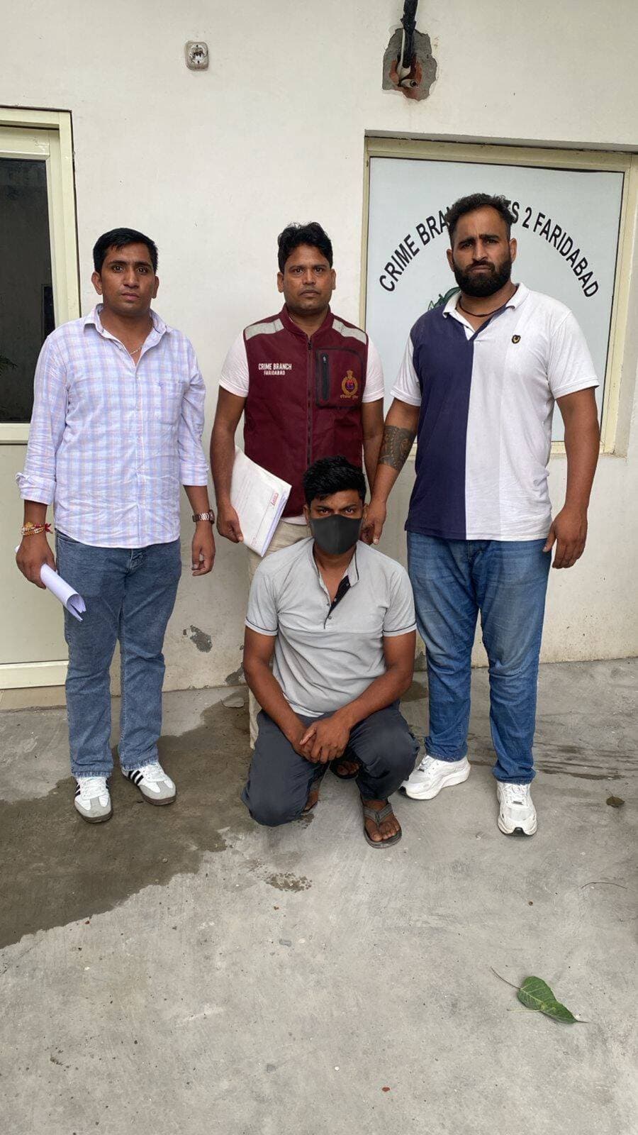 पुलिस प्रेस नोट 03 सितम्बर 2026
एस्ट्रल कंपनी के नाम से नकली CPVC पाइप बेचने का मामला, 810 नकली पाइप बरामद, एक आरोपित गिरफ्तार
फरीदाबाद: अपराध शाखा AVTS भूपानी की टीम ने कंपनी के प्रतिनिधियों के साथ मिलकर थाना पल्ला क्षेत्र में नकली ब्रांडेड उत्पाद बेचने वालों के खिलाफ कार्रवाई करते हुए आरोपित देवेन्द्र निवासी मिठापुर, दिल्ली को गिरफ्तार किया है। पुलिस ने मौके से एस्ट्रल कंपनी के लोगो लगे 810 नकली CPVC पाइप बरामद किए हैं।
पुलिस प्रवक्ता ने बताया कि IMPACTIVE BRAND SOLUTIONS LLP के जांच अधिकारी एवं एस्ट्रल लिमिटेड के अधिकृत प्रतिनिधि ने शिकायत दी थी कि इस्माइलपुर क्षेत्र में एस्ट्रल कंपनी के नाम से नकली CPVC पाइप बेचे जा रहे हैं। शिकायत पर कार्रवाई करते हुए 02 सितम्बर 2026 को पुलिस टीम ने कंपनी के प्रतिनिधियों के साथ KISSAN POLYMERS, 33 फुट चंगी रोड, अजय नगर, इस्माइलपुर पर जांच की। जांच के दौरान दुकान से एस्ट्रल कंपनी के लोगो लगे 810 नकली CPVC पाइप बरामद हुए। शिकायत के आधार पर थाना पल्ला में संबंधित धाराओं के तहत मामला दर्ज किया गया।
प्रारंभिक पूछताछ में सामने आया कि आरोपित देवेन्द्र अजय नगर में हार्डवेयर की दुकान चलाता है। वह दिल्ली से ब्रांडेड कंपनियों के नाम से नकली सामान सस्ते दामों पर खरीदकर लाता था और उसे असली बताकर अधिक कीमत पर बेचता था। आरोपित को माननीय अदालत में पेश कर 4 दिन के पुलिस रिमांड पर लिया गया है।
प्रवक्ता, फरीदाबाद पुलिस