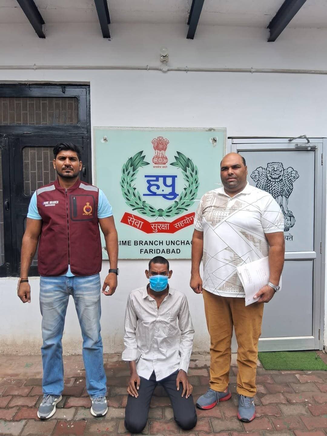 पुलिस प्रेस नोट 03 सितम्बर 2026
*मोबाइल छीना, फिर यूपीआई के माध्यम से निकाल लिये 91 हजार रुपये*
*एक गिरफ्तार, 20 हजार रुपये बरामद, अपराध शाखा ऊंचा गांव की कार्रवाई*
फरीदाबाद: फरीदाबाद पुलिस द्वारा अपराध में संलिप्त आरोपितों के विरुद्ध लगातार कार्रवाई की जा रही है। थाना सेक्टर-8 क्षेत्र में मोबाइल फोन छीनने के बाद बैंक खाते से यूपीआई के माध्यम से 91,000 रुपये निकालने के मामले में अपराध शाखा ऊंचा गांव की टीम ने कार्रवाई करते हुए अरमान निवासी छारौदा, नूंह को गिरफ्तार किया है। जिसको माननीय अदालत में पेश कर 2 दिन के पुलिस रिमांड पर लिया गया है।
पुलिस प्रवक्ता अनुसार हनुमान नगर, भारत कॉलोनी निवासी शिकायतकर्ता रमेश भगत ने अपनी शिकायत में बताया कि 03 नवंबर 2025 को रात करीब 10:45 बजे वह ड्यूटी से घर लौट रहा था। खाटू श्याम मंदिर, सेक्टर-20बी, मथुरा रोड के पास उसकी पत्नी का फोन आने पर वह सड़क किनारे रुक गया। इसी दौरान एक अज्ञात युवक उसका मोबाइल फोन छीनकर फरार हो गया। अगले दिन 04 नवंबर 2025 को शिकायतकर्ता बैंक शाखा पहुंचा, जहां उसे पता चला कि उसके बैंक खाते से यूपीआई के माध्यम से 91,000 रुपये निकाले जा चुके हैं। जिसकी शिकायत पर थाना सेक्टर-8 में संबंधित धाराओं के तहत मामला दर्ज कर जांच आरंभ की गई।
प्रारंभिक जांच में सामने आया कि आरोपित नीरज और सूरज ने मोबाइल स्नैचिंग की वारदात को अंजाम दिया था। वारदात के बाद उन्होंने छीना हुआ मोबाइल फोन अरमान को दे दिया। अरमान ने मोबाइल का प्रयोग कर यूपीआई के माध्यम से शिकायतकर्ता के खाते से रुपये एक ऑनलाइन गेम के स्कैनर में डाल दिए। उसके बाद गेम गेम के खाते से अपने खाते में 42000 रुपए ट्रांसफर कर लिये और यह रकम आपस में बांट ली तथा मोबाइल फोन को आगे बेच दिया।
पुलिस प्रवक्ता ने बताया कि आरोपित अरमान से 20,000 रुपये बरामद किये गये हैं। मामले में आगे जांच के लिए आरोपित को माननीय अदालत में पेश कर 2 दिन के पुलिस रिमांड पर लिया गया है। नीरज और सूरज को पुलिस ने पहले ही गिरफ्तार कर लिया था।
प्रवक्ता, फरीदाबाद पुलिस