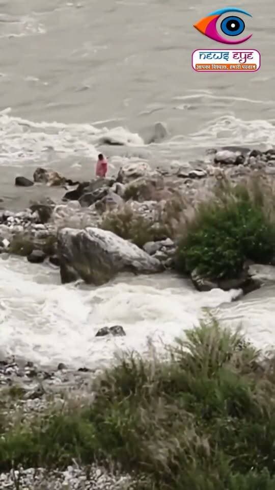 🚨 इंसानियत को शर्मसार करने वाला वीडियो!
रुद्रप्रयाग के घोलतीर से सामने आए एक वीडियो ने हर किसी को झकझोर दिया है। वीडियो में एक व्यक्ति पहले एक कुत्ते को नदी में फेंकता दिखाई दे रहा है। इसके बाद नदी में पड़े बड़े-बड़े पत्थरों से कुत्ते पर हमला करता नजर आता है।
हैरानी की बात ये है कि इस पूरी घटना के दौरान एक अन्य व्यक्ति मौके पर मौजूद था, लेकिन मदद करने के बजाय वह घटना का वीडियो बनाता रहा।
#Rudraprayag #Gholtir #AnimalCruelty #DogCruelty #Uttarakhand #AnimalSafety #ViralVideo #Humanity