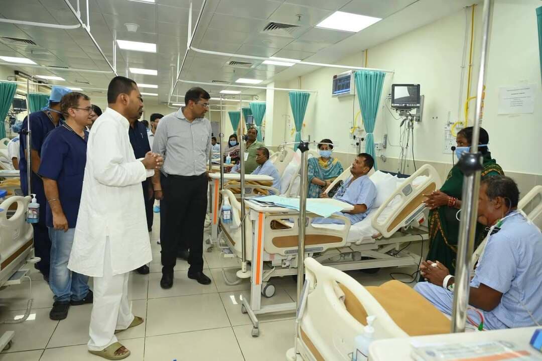 मुजफ्फरपुर स्थित SKMCH परिसर में टाटा मेमोरियल सेंटर की इकाई होमी भाभा कैंसर हॉस्पिटल एंड रिसर्च सेंटर के नवनिर्मित 12 बेड और SKMCH के नवनिर्मित 30 बेड के ICU का उद्घाटन स्वास्थ्य मंत्री निशांत कुमार ने किया।
उन्होंने कहा SKMCH में शुरू हुआ यह 30 बेड का ICU गंभीर एवं आपातकालीन स्थिति वाले मरीजों के इलाज के लिए महत्वपूर्ण सुविधा है। इससे मुजफ्फरपुर के साथ-साथ आसपास के जिलों से आने वाले गंभीर मरीजों को तत्काल और उच्चस्तरीय जीवनरक्षक चिकित्सा सुविधा उपलब्ध हो सकेगी।इसके उपरांत अस्पताल की व्यवस्थाओं का जायजा लिया और मरीजों से मुलाकात कर उनके इलाज एवं उपलब्ध सुविधाओं की जानकारी ली। डॉक्टरों और मेडिकल स्टाफ से भी संवाद कर मरीजों को बेहतर स्वास्थ्य सेवाएं उपलब्ध कराने के लिए आवश्यक दिशा-निर्देश दिए।