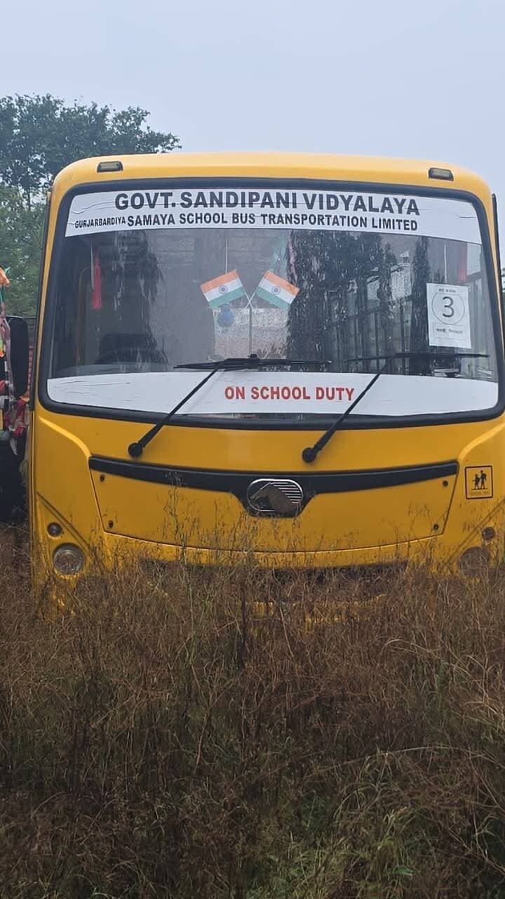 स्कूल एवं यात्री वाहनों पर परिवहन विभाग की कार्रवाई, दो स्कूल बसें जब्त
मंदसौर। कलेक्टर दिव्यांक सिंह के निर्देशानुसार जिले में स्कूल एवं यात्री वाहनों की जांच का अभियान परिवहन विभाग द्वारा चलाया जा रहा है। अभियान के तहत परिवहन अधिकारी श्री दीपक कुमार मांझी के निर्देश पर परिवहन विभाग की टीम ने स्कूल बसों एवं यात्री वाहनों की जांच करते हुए नियमों का उल्लंघन पाए जाने पर कार्रवाई की।
जांच के दौरान सांदीपनी स्कूल, गुर्जरबड़िया में संचालित स्कूल बसों की जांच की गई। इसमें दो स्कूल बसों का बिना पंजीयन संचालन होना पाया गया। परिवहन विभाग ने दोनों बसों को थाना अफजलपुर की अभिरक्षा में रखवाकर जब्ती की कार्रवाई की। वहीं एक अन्य स्कूल बस बिना फिटनेस के संचालित पाई गई, जिस पर चालानी कार्रवाई की गई।
इसी प्रकार यात्री वाहनों की जांच के दौरान एक वाहन में ओवरलोडिंग पाए जाने पर चालानी कार्रवाई की गई। वहीं एक यात्री बस बिना परमिट संचालित पाए जाने पर उसे परिवहन कार्यालय की अभिरक्षा में बंद किया गया।
परिवहन अधिकारी दीपक कुमार मांझी ने बताया कि जिले में स्कूल एवं यात्री वाहनों की जांच का अभियान लगातार जारी रहेगा। कलेक्टर दिव्यांक सिंह के निर्देशानुसार नियम विरुद्ध वाहनों का संचालन पाए जाने पर संबंधित वाहन संचालकों के विरुद्ध कठोर कार्रवाई की जाएगी।