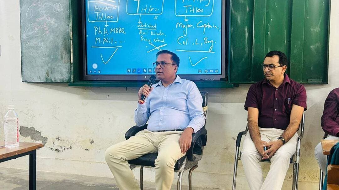 👉#लक्ष्य निर्धारित कर अनुशासन के साथ पढ़ाई करें विद्यार्थी : डीएम
#अभ्युदय योजना की निःशुल्क कोचिंग में छात्र-छात्राओं से संवाद कर डीएम ने दिए सफलता के मंत्र
शाहजहांपुर। जिलाधिकारी धर्मेंद्र प्रताप सिंह ने गुरुवार को जीएफ कॉलेज में मुख्यमंत्री अभ्युदय योजना के अंतर्गत संचालित निःशुल्क कोचिंग का निरीक्षण किया। इस दौरान उन्होंने यू.पी.एस.सी., यू.पी.पी.सी.एस., नीट एवं जे.ई.ई. परीक्षाओं की तैयारी कर रहे छात्र-छात्राओं से संवाद कर उनकी तैयारी, समस्याओं एवं अध्ययन की रणनीति के संबंध में जानकारी ली। उन्होंने विद्यार्थियों को लक्ष्य निर्धारित कर अनुशासन एवं निरंतरता के साथ तैयारी करने के लिए प्रेरित किया।जिलाधिकारी ने कहा कि सफलता के लिए सबसे पहले यह स्पष्ट होना चाहिए कि हमें क्या पढ़ना है और कब तक पढ़ना है। इसके लिए विद्यार्थी अपनी क्षमता के अनुसार टाइमटेबल तैयार करें और निर्धारित लक्ष्य को प्राप्त करने के लिए पूरी ईमानदारी से उसका पालन करें। उन्होंने कहा कि प्रतियोगी परीक्षाओं की तैयारी में निरंतर मेहनत और धैर्य बेहद महत्वपूर्ण है। कम से कम दो वर्ष तक प्रतिदिन 12 से 14 घंटे गंभीरता एवं एकाग्रता के साथ पढ़ाई करने की आदत विकसित करें।उन्होंने विद्यार्थियों को सलाह दी कि पढ़ाई के साथ-साथ समय प्रबंधन पर विशेष ध्यान दें। पहले एक माह का विस्तृत टाइमटेबल तैयार करें और पढ़ाई के दौरान घड़ी देखकर समय का सदुपयोग करें। सोने और जागने का भी निश्चित समय निर्धारित करें, ताकि शरीर एवं मस्तिष्क को पर्याप्त आराम मिल सके और अध्ययन में एकाग्रता बनी रहे।जिलाधिकारी ने कहा कि करेंट अफेयर्स प्रतियोगी परीक्षाओं की तैयारी का महत्वपूर्ण हिस्सा है। विद्यार्थी सप्ताह में एक बार पूरे सप्ताह के या प्रतिदिन कुछ देर समाचार पढ़ने की आदत डालें। उन्होंने सुझाव दिया कि एक सप्ताह के प्रमुख समाचारों एवं घटनाक्रम को व्यवस्थित रूप से पढ़कर उनका विश्लेषण करें, ताकि कम समय में अधिक महत्वपूर्ण जानकारी प्राप्त की जा सके।उन्होंने नोट्स बनाने की उपयोगी तकनीक बताते हुए कहा कि विद्यार्थी दो प्रकार के नोट्स तैयार करें। पहले प्रकार के नोट्स में माइंड मैपिंग के माध्यम से विषय को संक्षिप्त एवं क्रमबद्ध रूप में प्रस्तुत करें, जबकि दूसरे प्रकार में महत्वपूर्ण तथ्यों एवं अवधारणाओं के डिटेल नोट्स तैयार करें। उन्होंने कहा कि सिविल सर्विसेज जैसी परीक्षाओं की तैयारी में केवल पढ़ना पर्याप्त नहीं है, बल्कि लिखने की निरंतर आदत विकसित करना भी जरूरी है। नियमित रूप से उत्तर लिखने का अभ्यास करें और समय सीमा के भीतर प्रश्नों को हल करने की क्षमता विकसित करें।जिलाधिकारी ने विद्यार्थियों से कहा कि कोचिंग में जिस अध्याय को पढ़ाया जाना हो, उसे पहले से पढ़कर आएं। इससे कक्षा में पढ़ाए जाने वाले विषय को आसानी से समझने के साथ-साथ शंकाओं का समाधान भी बेहतर ढंग से किया जा सकेगा। उन्होंने सभी विषयों की समान रूप से एवं ईमानदारी से तैयारी करने पर जोर दिया।उन्होंने विद्यार्थियों का उत्साहवर्धन करते हुए कहा कि प्रतियोगी परीक्षा में सफलता केवल प्रतिभा से नहीं, बल्कि निरंतर मेहनत, अनुशासन, धैर्य और सही रणनीति से प्राप्त होती है। असफलता को अपनी कमजोरी न मानें, बल्कि उससे सीख लेकर अपनी तैयारी को और बेहतर बनाएं। उन्होंने कहा कि अपने लक्ष्य को हमेशा सामने रखें, दूसरों से अपनी तुलना न करें और हर दिन स्वयं को कल से बेहतर बनाने का प्रयास करें। यदि लक्ष्य स्पष्ट हो और मेहनत निरंतर जारी रहे तो सफलता अवश्य प्राप्त होगी।जिलाधिकारी ने छात्र-छात्राओं की समस्याएं एवं जिज्ञासाएं भी सुनीं तथा उन्हें आवश्यक मार्गदर्शन प्रदान करते हुए बेहतर भविष्य के लिए शुभकामनाएं दीं। इस अवसर पर जिला समाज कल्याण अधिकारी राजेश कुमार शर्मा सहित अन्य संबंधित अधिकारी एवं कोचिंग के शिक्षक उपस्थित रहे।