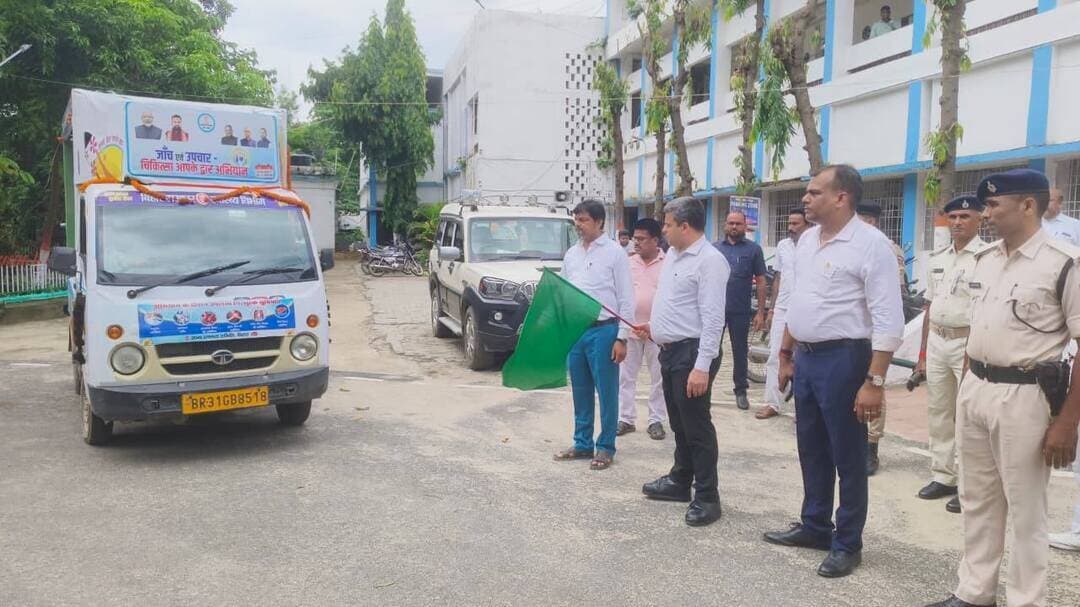 *प्रेस विज्ञप्ति*
समाहरणालय, मधेपुरा
जिला जनसंपर्क कार्यालय
दिनांक : 03 सितंबर 2026
*गैर-संचारी रोगों के प्रति जागरूकता बढ़ाने को जागरूकता रथ रवाना*
*जिला पदाधिकारी ने हरी झंडी दिखाकर विभिन्न प्रखंडों एवं पंचायतों के लिए किया रवाना*
मधेपुरा, 03 सितंबर 2026। बिहार सरकार के स्वास्थ्य विभाग के तत्वावधान में 02 सितंबर से 30 नवंबर 2026 तक संचालित गैर-संचारी रोग (NCD) अभियान के सफल क्रियान्वयन एवं आमजन में स्वास्थ्य जागरूकता बढ़ाने के उद्देश्य से आज समाहरणालय परिसर, मधेपुरा से जिला पदाधिकारी श्री अभिषेक रंजन ने जागरूकता रथ को हरी झंडी दिखाकर रवाना किया। जागरूकता रथ जिले के विभिन्न प्रखंडों एवं पंचायतों में भ्रमण कर लोगों को गैर-संचारी रोगों की रोकथाम, समय पर जांच एवं उपचार के प्रति जागरूक करेगा।
अभियान के दौरान उच्च रक्तचाप, मधुमेह, कैंसर सहित अन्य गैर-संचारी रोगों के लक्षण, जोखिम कारक, बचाव एवं समय पर जांच के महत्व के संबंध में आमजन को जानकारी दी जाएगी। साथ ही संतुलित एवं पौष्टिक आहार, नियमित शारीरिक गतिविधि, स्वस्थ जीवनशैली अपनाने तथा तंबाकू एवं अन्य हानिकारक पदार्थों के सेवन से बचने के लिए लोगों को प्रेरित किया जाएगा।
जिला पदाधिकारी ने कहा कि गैर-संचारी रोगों की समय पर पहचान, नियमित स्वास्थ्य जांच एवं उचित उपचार से गंभीर स्वास्थ्य जटिलताओं को काफी हद तक रोका जा सकता है। उन्होंने आमजन से अपील की कि वे अभियान का लाभ उठाएं, अपने स्वास्थ्य के प्रति सजग रहें तथा किसी भी प्रकार के लक्षण अथवा स्वास्थ्य संबंधी समस्या को नजरअंदाज न करें।
02 सितंबर से 30 नवंबर 2026 तक चलने वाले इस अभियान के माध्यम से जिले के शहरी एवं ग्रामीण क्षेत्रों में निरंतर जागरूकता गतिविधियां संचालित की जाएंगी, जिससे अधिक-से-अधिक लोग स्वास्थ्य सेवाओं एवं जांच की सुविधा से लाभान्वित हो सकें। जागरूकता रथ के माध्यम से विशेष रूप से पंचायत एवं दूरस्थ क्षेत्रों तक स्वास्थ्य संबंधी महत्वपूर्ण संदेश पहुंचाए जाएंगे।
इस अवसर पर स्वास्थ्य विभाग के पदाधिकारी एवं कर्मी सहित अन्य संबंधित पदाधिकारी एवं कर्मी उपस्थित थे।
Information & Public Relations Department, Government of Bihar