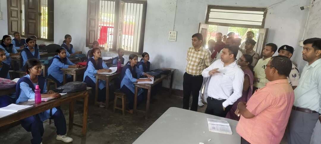 जिला जनसंपर्क कार्यालय, मधेपुरा
समाहरणालय, मधेपुरा
*प्रेस विज्ञप्ति*
*जिलाधिकारी ने सरस्वती विद्या निकेतन आदर्श विद्यालय, केशव कन्या उच्च माध्यमिक विद्यालय का किया निरीक्षण*
*स्मार्ट क्लास एवं प्रयोगशालाओं के नियमित उपयोग पर जोर, छात्राओं की नियमित एवं अधिकतम उपस्थिति सुनिश्चित करने का निर्देश*
मधेपुरा, 03 सितंबर 2026।
जिलाधिकारी, मधेपुरा श्री अभिषेक रंजन, भा०प्र०से० ने आज सरस्वती विद्या निकेतन आदर्श विद्यालय, केशव कन्या उच्च माध्यमिक विद्यालय, मधेपुरा का निरीक्षण कर विद्यालय में उपलब्ध शैक्षणिक संसाधनों, शिक्षण व्यवस्था एवं छात्राओं के लिए उपलब्ध सुविधाओं का विस्तृत जायजा लिया।
निरीक्षण के दौरान जिलाधिकारी ने विद्यालय में संचालित स्मार्ट क्लास, सुसज्जित पुस्तकालय, कंप्यूटर लैब, फिजिक्स लैब, केमेस्ट्री लैब एवं बायोलॉजी लैब का अवलोकन किया। उन्होंने विद्यालय में आयोजित किए जा रहे साप्ताहिक टेस्ट एवं छात्राओं की शैक्षणिक प्रगति की भी जानकारी ली। विद्यालय में उपलब्ध आधुनिक शैक्षणिक सुविधाओं एवं व्यवस्थाओं पर उन्होंने संतोष व्यक्त किया।
जिलाधिकारी ने कहा कि गुणवत्तापूर्ण शिक्षा का उद्देश्य केवल पाठ्यक्रम पूरा करना नहीं, बल्कि छात्राओं में विषय की गहरी समझ, व्यावहारिक ज्ञान, तार्किक क्षमता एवं आत्मविश्वास का विकास करना है। इसके लिए विद्यालय में उपलब्ध आधुनिक संसाधनों का नियमित एवं प्रभावी उपयोग आवश्यक है।
उन्होंने प्रधानाध्यापिका एवं संबंधित शिक्षकों को निर्देश दिया कि स्मार्ट क्लास का नियमित उपयोग सुनिश्चित करते हुए शिक्षण को अधिक रोचक एवं प्रभावी बनाया जाए। साथ ही फिजिक्स, केमेस्ट्री एवं बायोलॉजी लैब में छात्राओं को नियमित रूप से प्रायोगिक गतिविधियों से जोड़ा जाए। पुस्तकालय एवं कंप्यूटर लैब के प्रभावी उपयोग पर भी विशेष ध्यान देने का निर्देश दिया गया।
जिलाधिकारी ने साप्ताहिक टेस्ट की व्यवस्था को प्रभावी बनाए रखने तथा टेस्ट के परिणामों के आधार पर छात्राओं के शैक्षणिक प्रदर्शन की नियमित समीक्षा करने को कहा। कमजोर प्रदर्शन करने वाली छात्राओं को चिन्हित कर उन्हें आवश्यक अतिरिक्त शैक्षणिक सहयोग एवं मार्गदर्शन उपलब्ध कराने का निर्देश दिया।
विद्यालय में छात्राओं की उपस्थिति की समीक्षा करते हुए जिलाधिकारी ने छात्राओं की नियमित एवं अधिकतम उपस्थिति सुनिश्चित करने का निर्देश प्रधानाध्यापिका एवं संबंधित शिक्षकों को दिया। उन्होंने कहा कि नियमित उपस्थिति गुणवत्तापूर्ण शिक्षा, बेहतर सीखने के परिणाम एवं छात्राओं के सर्वांगीण विकास की महत्वपूर्ण आधारशिला है।
उन्होंने विद्यालय की शैक्षणिक व्यवस्था को और सुदृढ़ बनाने के लिए शिक्षकों को आपसी समन्वय के साथ कार्य करने तथा उपलब्ध सभी शैक्षणिक संसाधनों का समुचित उपयोग सुनिश्चित करने का निर्देश दिया।
निरीक्षण के अवसर पर जिला शिक्षा पदाधिकारी सहित अन्य संबंधित पदाधिकारी एवं विद्यालय के शिक्षकगण उपस्थित थे।
Information & Public Relations Department, Government of Bihar