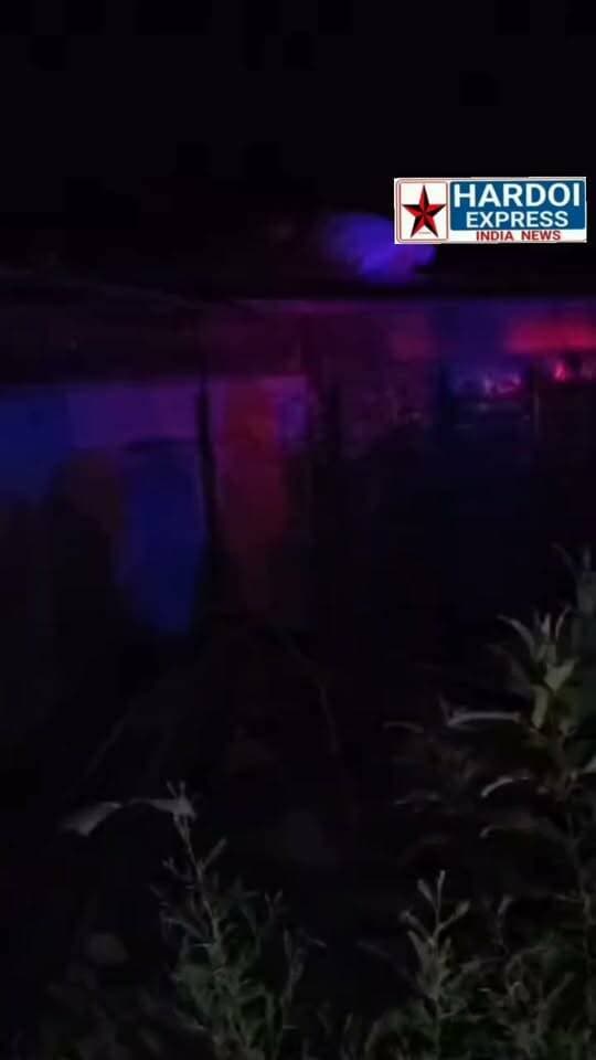 बदायूं: गंगा एक्सप्रेस-वे पर टायर फटने से पलटी डबल डेकर बस, 100 यात्री थे सवार; बड़ा हादसा टला
बदायूं जनपद के थाना हजरतपुर क्षेत्र अंतर्गत गंगा एक्सप्रेस-वे पर एक भीषण सड़क हादसा होने से टल गया। हरदोई से दिल्ली जा रही एक डबल डेकर बस का अचानक टायर फटने के कारण वह अनियंत्रित होकर एक्सप्रेस-वे पर ही पलट गई।
हादसे के वक्त बस (संख्या UP 15 ET 8489) में लगभग 100 यात्री सवार थे। यह डबल डेकर बस हरदोई जिले के दहेलिया से दिल्ली स्थित सलेमपुर की ओर जा रही थी। अचानक तेज धमाके के साथ टायर फटने से चीख-पुकार मच गई और बस सड़क पर पलट गई।
गनीमत यह रही कि इस हादसे में कोई गंभीर हताहत नहीं हुआ। बस में सवार लगभग 12 यात्रियों को मामूली चोटें आई हैं, जिन्हें प्राथमिक उपचार दिया गया। घटना की सूचना मिलते ही पुलिस टीम ने मौके पर पहुँचकर सभी यात्रियों को सुरक्षित बाहर निकाला और आगे की गंतव्य यात्रा का प्रबंध कराया।