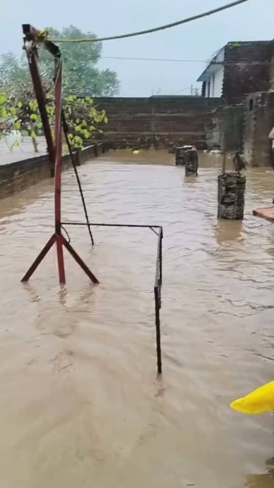 चित्रकूट में मंदाकिनी नदी का रौद्र रूप: घाट और मंदिर पानी में डूबे, घरों तक पहुँचा बाढ़ का पानी
चित्रकूट: तीर्थनगरी चित्रकूट में मूसलाधार बारिश के चलते मंदाकिनी नदी ने विकराल रूप धारण कर लिया है। नदी के बढ़ते जलस्तर और तेज उफान के कारण पूरे क्षेत्र में बाढ़ जैसी गंभीर स्थिति पैदा हो गई है।
वायरल हो रहे वीडियो में देखा जा सकता है कि नदी का उफनता पानी घाटों को पार करते हुए आसपास के पक्के मकानों और परिसरों के अंदर तक घुस चुका है। जलस्तर इतनी तेजी से बढ़ा कि मंदिर, लाउडस्पीकर के खंभे और छतें पानी में डूबती नजर आ रही हैं।
बाढ़ के इस खतरे को देखकर तटीय इलाकों में रहने वाले लोग बेहद दहशत में हैं। वीडियो में परिजन अपने घर के बुजुर्गों और सदस्यों को सामान छोड़कर तुरंत सुरक्षित स्थानों पर चलने की गुहार लगाते दिख रहे हैं। बाढ़ के पानी की तेज धार के चलते स्थानीय प्रशासन अलर्ट मोड पर है और प्रभावित क्षेत्रों से लोगों को सुरक्षित स्थानों पर पहुँचाने की अपील की जा रही है।