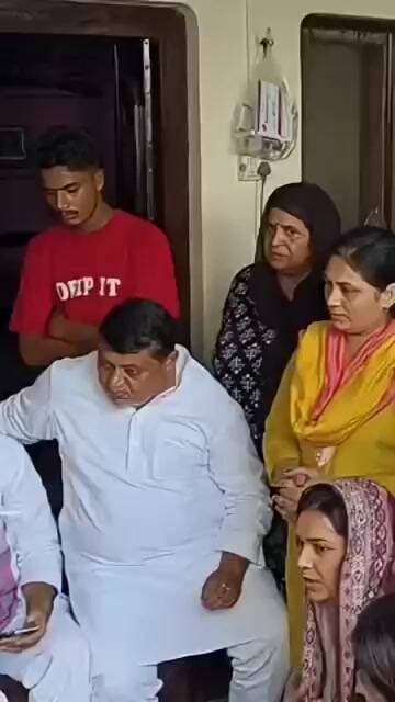 गौरव हत्याकांड: अखिलेश यादव के निर्देश पर गांव पहुंचा प्रतिनिधिमंडल #shorts #akhileshyadav