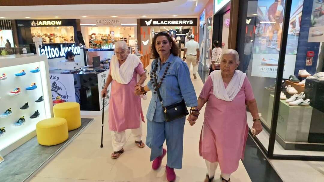 रेनू भाटिया ने 26 बुजुर्गों के साथ देखी ‘हनुमान अंश’ फिल्म, बुजुर्गों के चेहरों पर छाई खुशी
फरीदाबाद A2z न्यूज़ update, आप की आवाज़ मॉल ऑफ फरीदाबाद में आज पूर्व महिला आयोग की चेयरपर्सन रेनू भाटिया ने वृद्धाश्रम के 26 बुजुर्गों के साथ नीम करौली बाबा पर आधारित फिल्म ‘हनुमान अंश’ देखी। इस दौरान बुजुर्गों में खासा उत्साह देखने को मिला और उनके चेहरों पर खुशी साफ नजर आई।
रेनू भाटिया ने बुजुर्गों के साथ फिल्म देखकर उनके साथ समय बिताया और उन्हें मनोरंजन के साथ-साथ अपनापन भी दिया। फिल्म देखने के दौरान बुजुर्गों ने पूरे उत्साह के साथ फिल्म का आनंद लिया। फिल्म समाप्त होने के बाद बुजुर्गों की खुशी का ठिकाना नहीं था।
इस अवसर पर रेनू भाटिया ने कहा कि बुजुर्ग समाज की अमूल्य धरोहर हैं। उनके साथ समय बिताना और उन्हें सम्मान एवं खुशी के पल देना हम सभी की जिम्मेदारी है। उन्होंने कहा कि बुजुर्गों को परिवार जैसा माहौल और अपनापन मिलना बेहद जरूरी है।
वृद्धाश्रम के बुजुर्गों ने रेनू भाटिया का आभार जताते हुए कहा कि उनके साथ फिल्म देखने का अनुभव उनके लिए यादगार रहा। उन्होंने कहा कि आज उन्हें लंबे समय बाद परिवार के साथ बाहर घूमने और मनोरंजन करने जैसा एहसास हुआ।
इस पहल के माध्यम से समाज को यह संदेश भी मिला कि बुजुर्गों की जरूरत केवल आर्थिक सहायता तक सीमित नहीं है, बल्कि उन्हें सम्मान, अपनापन और खुशियों के अवसर देना भी उतना ही महत्वपूर्ण है।