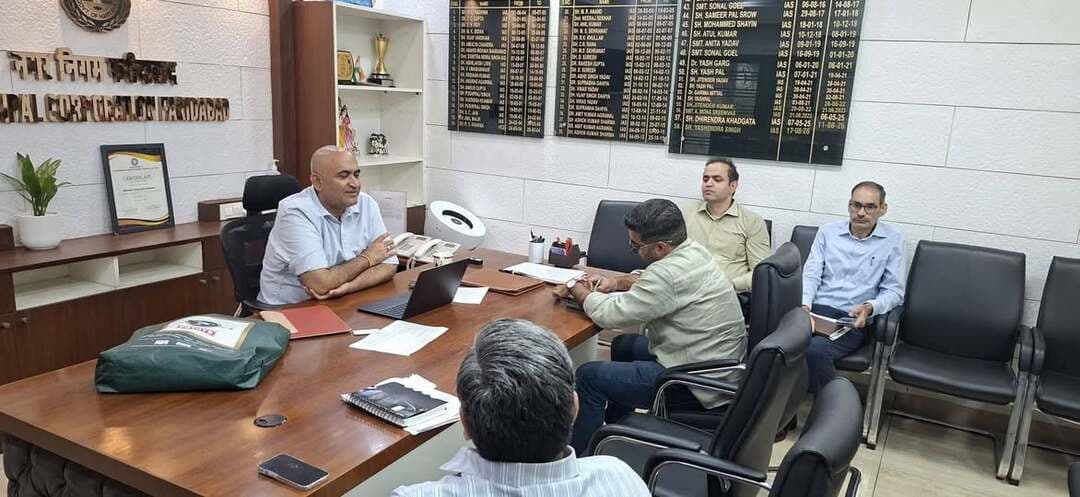 5 सितंबर तक ड्यूटी पर लौटें हड़ताली सफाई कर्मचारी, वरना होगी कार्रवाई: निगमायुक्त यशेंद्र सिंह
फरीदाबाद A2z न्यूज़ update, आप की आवाज़ हरियाणा सरकार के शहरी स्थानीय निकाय विभाग के निर्देशों के तहत नगर निगम फरीदाबाद ने हड़ताल पर चल रहे सफाई कर्मचारियों से 5 सितंबर 2026 तक ड्यूटी पर वापस लौटने की अपील की है। निगम आयुक्त यशेंद्र सिंह ने स्पष्ट किया कि सफाई व्यवस्था आवश्यक सेवा (Essential Service) के अंतर्गत आती है और शहर में स्वच्छता व्यवस्था बनाए रखना नगर निकाय की महत्वपूर्ण जिम्मेदारी है।
निगमायुक्त ने अधिकारियों के साथ बैठक कर सरकार के निर्देशों की सख्ती से पालना सुनिश्चित करने के निर्देश दिए। उन्होंने कहा कि निर्धारित समय तक ड्यूटी पर वापस नहीं लौटने वाले कर्मचारियों के विरुद्ध नियमानुसार कानूनी एवं विभागीय कार्रवाई की जाएगी।
निगम प्रशासन ने कहा कि फरीदाबाद में सफाई व्यवस्था को सुचारू बनाए रखना प्राथमिकता है। प्रशासन का उद्देश्य शहरवासियों को स्वच्छ, स्वस्थ और सुरक्षित वातावरण उपलब्ध कराना है।
निगमायुक्त ने हड़ताली सफाई कर्मचारियों से अपील की कि वे जनहित को ध्यान में रखते हुए 5 सितंबर तक अपनी ड्यूटी पर वापस लौटें और शहर की सफाई व्यवस्था को सामान्य बनाने में सहयोग करें।
स्वच्छ फरीदाबाद | स्वस्थ फरीदाबाद | सुरक्षित फरीदाबाद
#MCF #MunicipalCorporationFaridabad #Faridabad #SafaiKaramchari #SafaiKarmchariStrike #SwachhFaridabad #Sanitation #EssentialService #SwachhtaAbhiyan #HaryanaNews #FaridabadNews #A2ZNewsUpdate