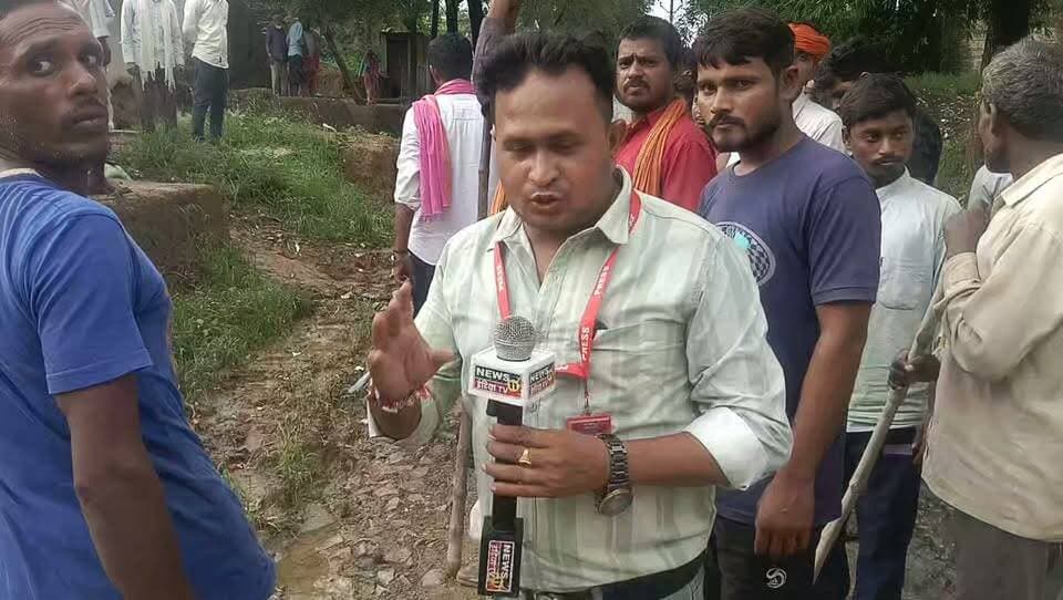 चित्रकूट जिले के पहाड़ी ब्लॉक के नहरा गांव में बाढ़ आपदा से प्रभावित लोगों को प्रधान रामवरन यादव नहरा द्वारा ग्रामीणों को बताई बड़ी बात