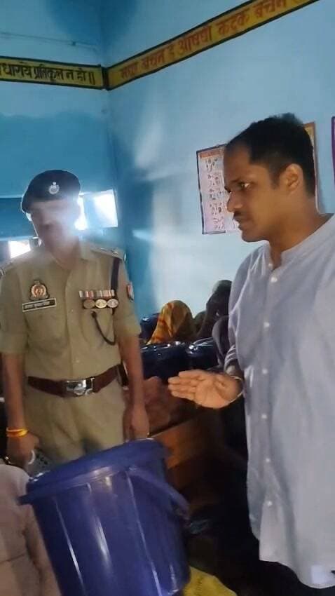 *बाढ़ प्रभावित ग्रामों में जिला प्रशासन द्वारा राहत सामग्री एवं भोजन पैकेट का वितरण*
चित्रकूट, 03 सितंबर 2026।
जिलाधिकारी श्री पुलकित गर्ग एवं पुलिस अधीक्षक श्री अरुण कुमार सिंह पूर्व राज्य मंत्री श्री चंदिका प्रसाद उपाध्याय तथा ब्लॉक प्रमुख पहाड़ी श्री सुशील द्विवेदी की उपस्थिति में आज विकासखंड पहाड़ी के ग्राम पंचायत अरछा बरेठी एवं इसके मजरा केवटन पुरवा तथा कुशवाहा पुरवा में बाढ़ प्रभावित परिवारों को राहत सामग्री वितरित की गई। इस दौरान लगभग 240 राहत किट तथा 250 लंच पैकेट का वितरण किया गया।
इस अवसर पर जिलाधिकारी श्री पुलकित गर्ग ने कहा कि 29 अगस्त को हुई भारी बारिश के कारण नदियों का जलस्तर बढ़ गया था, जिससे जनपद के कई क्षेत्रों में बाढ़ की स्थिति उत्पन्न हुई थी। वर्तमान में जलस्तर धीरे-धीरे कम हो रहा है। बाढ़ के दौरान अरछा बरेठी सहित प्रभावित ग्रामों के संपर्क मार्ग बाधित हो गए थे। जिला प्रशासन द्वारा एसडीआरएफ एवं पीएसी के जवानों को तैनात कर प्रभावित क्षेत्रों से संपर्क स्थापित कराया गया तथा आवश्यकता के अनुसार खाद्य सामग्री एवं अन्य आवश्यक राहत सामग्री उपलब्ध कराई गई।
जिलाधिकारी ने कहा कि प्रभावित परिवारों को राहत एवं सहायता उपलब्ध कराने के लिए जिला प्रशासन द्वारा लगातार कार्य किया जा रहा है। बाढ़ से प्रभावित परिवारों को राहत किट एवं भोजन पैकेट उपलब्ध कराए जा रहे हैं, ताकि किसी भी परिवार को आवश्यक खाद्य सामग्री के लिए कठिनाई का सामना न करना पड़े।
उन्होंने बताया कि जनपद में लगभग 36 ग्राम पंचायतें बाढ़ से प्रभावित हुई हैं। अब तक जनपद में लगभग 3,000 राहत किट वितरित की जा चुकी हैं तथा लगभग इतनी ही अतिरिक्त राहत सामग्री का वितरण भी किया जाएगा। इसके साथ ही प्रभावित परिवारों को लंच पैकेट भी उपलब्ध कराए जा रहे हैं।
जिलाधिकारी ने कहा कि बाढ़ एवं अतिवृष्टि से जिन परिवारों की संपत्ति अथवा अन्य प्रकार की क्षति हुई है, उनका सर्वेक्षण कराया जा रहा है। सर्वेक्षण के आधार पर पात्र प्रभावित परिवारों को नियमानुसार अनुमन्य सहायता एवं राहत राशि उपलब्ध कराई जाएगी।
जिला प्रशासन द्वारा बाढ़ प्रभावित क्षेत्रों में राहत एवं बचाव कार्यों की निरंतर निगरानी की जा रही है तथा प्रभावित परिवारों को आवश्यकतानुसार हर संभव सहायता उपलब्ध कराई जा रही है।
इस अवसर पर उपजिलाधिकारी राजापुर, तहसीलदार राजापुर सहित संबंधित अधिकारी, कर्मचारी एवं जनप्रतिनिधि उपस्थित रहे।
