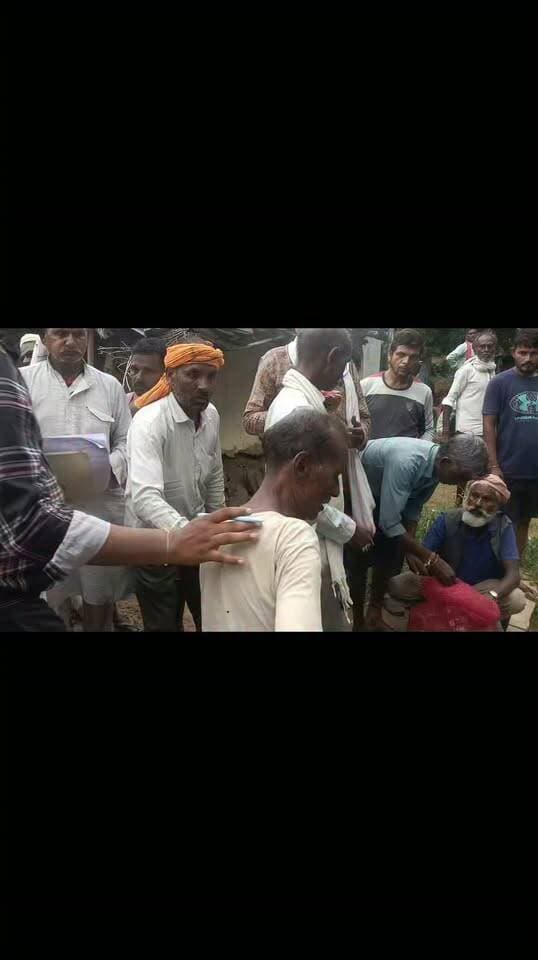 चित्रकूट जिले के पहाड़ी ब्लॉक के नहरा गांव में बाढ़ आपदा से प्रभावित लोगों को कुचारम गांव के पूर्व प्रधान गुलाब सिंह कुशवाहा व ग्रामीणों ने वितरण किया भोजन