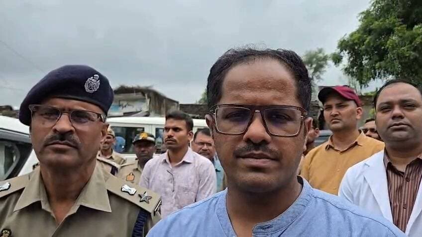 *बाढ़ प्रभावित ग्रामों में जिला प्रशासन द्वारा राहत सामग्री एवं भोजन पैकेट का वितरण*
चित्रकूट, 03 सितंबर 2026।
जिलाधिकारी श्री पुलकित गर्ग एवं पुलिस अधीक्षक श्री अरुण कुमार सिंह पूर्व राज्य मंत्री श्री चंदिका प्रसाद उपाध्याय तथा ब्लॉक प्रमुख पहाड़ी श्री सुशील द्विवेदी की उपस्थिति में आज विकासखंड पहाड़ी के ग्राम पंचायत अरछा बरेठी एवं इसके मजरा केवटन पुरवा तथा कुशवाहा पुरवा में बाढ़ प्रभावित परिवारों को राहत सामग्री वितरित की गई। इस दौरान लगभग 240 राहत किट तथा 250 लंच पैकेट का वितरण किया गया।
इस अवसर पर जिलाधिकारी श्री पुलकित गर्ग ने कहा कि 29 अगस्त को हुई भारी बारिश के कारण नदियों का जलस्तर बढ़ गया था, जिससे जनपद के कई क्षेत्रों में बाढ़ की स्थिति उत्पन्न हुई थी। वर्तमान में जलस्तर धीरे-धीरे कम हो रहा है। बाढ़ के दौरान अरछा बरेठी सहित प्रभावित ग्रामों के संपर्क मार्ग बाधित हो गए थे। जिला प्रशासन द्वारा एसडीआरएफ एवं पीएसी के जवानों को तैनात कर प्रभावित क्षेत्रों से संपर्क स्थापित कराया गया तथा आवश्यकता के अनुसार खाद्य सामग्री एवं अन्य आवश्यक राहत सामग्री उपलब्ध कराई गई।
जिलाधिकारी ने कहा कि प्रभावित परिवारों को राहत एवं सहायता उपलब्ध कराने के लिए जिला प्रशासन द्वारा लगातार कार्य किया जा रहा है। बाढ़ से प्रभावित परिवारों को राहत किट एवं भोजन पैकेट उपलब्ध कराए जा रहे हैं, ताकि किसी भी परिवार को आवश्यक खाद्य सामग्री के लिए कठिनाई का सामना न करना पड़े।
उन्होंने बताया कि जनपद में लगभग 36 ग्राम पंचायतें बाढ़ से प्रभावित हुई हैं। अब तक जनपद में लगभग 3,000 राहत किट वितरित की जा चुकी हैं तथा लगभग इतनी ही अतिरिक्त राहत सामग्री का वितरण भी किया जाएगा। इसके साथ ही प्रभावित परिवारों को लंच पैकेट भी उपलब्ध कराए जा रहे हैं।
जिलाधिकारी ने कहा कि बाढ़ एवं अतिवृष्टि से जिन परिवारों की संपत्ति अथवा अन्य प्रकार की क्षति हुई है, उनका सर्वेक्षण कराया जा रहा है। सर्वेक्षण के आधार पर पात्र प्रभावित परिवारों को नियमानुसार अनुमन्य सहायता एवं राहत राशि उपलब्ध कराई जाएगी।
जिला प्रशासन द्वारा बाढ़ प्रभावित क्षेत्रों में राहत एवं बचाव कार्यों की निरंतर निगरानी की जा रही है तथा प्रभावित परिवारों को आवश्यकतानुसार हर संभव सहायता उपलब्ध कराई जा रही है।
इस अवसर पर उपजिलाधिकारी राजापुर, तहसीलदार राजापुर सहित संबंधित अधिकारी, कर्मचारी एवं जनप्रतिनिधि उपस्थित रहे।