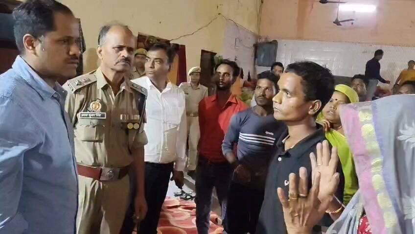 *बाढ़ प्रभावित ग्रामों में जिला प्रशासन द्वारा राहत सामग्री एवं भोजन पैकेट का वितरण*
चित्रकूट, 03 सितंबर 2026।
जिलाधिकारी श्री पुलकित गर्ग एवं पुलिस अधीक्षक श्री अरुण कुमार सिंह पूर्व राज्य मंत्री श्री चंदिका प्रसाद उपाध्याय तथा ब्लॉक प्रमुख पहाड़ी श्री सुशील द्विवेदी की उपस्थिति में आज विकासखंड पहाड़ी के ग्राम पंचायत अरछा बरेठी एवं इसके मजरा केवटन पुरवा तथा कुशवाहा पुरवा में बाढ़ प्रभावित परिवारों को राहत सामग्री वितरित की गई। इस दौरान लगभग 240 राहत किट तथा 250 लंच पैकेट का वितरण किया गया।
इस अवसर पर जिलाधिकारी श्री पुलकित गर्ग ने कहा कि 29 अगस्त को हुई भारी बारिश के कारण नदियों का जलस्तर बढ़ गया था, जिससे जनपद के कई क्षेत्रों में बाढ़ की स्थिति उत्पन्न हुई थी। वर्तमान में जलस्तर धीरे-धीरे कम हो रहा है। बाढ़ के दौरान अरछा बरेठी सहित प्रभावित ग्रामों के संपर्क मार्ग बाधित हो गए थे। जिला प्रशासन द्वारा एसडीआरएफ एवं पीएसी के जवानों को तैनात कर प्रभावित क्षेत्रों से संपर्क स्थापित कराया गया तथा आवश्यकता के अनुसार खाद्य सामग्री एवं अन्य आवश्यक राहत सामग्री उपलब्ध कराई गई।
जिलाधिकारी ने कहा कि प्रभावित परिवारों को राहत एवं सहायता उपलब्ध कराने के लिए जिला प्रशासन द्वारा लगातार कार्य किया जा रहा है। बाढ़ से प्रभावित परिवारों को राहत किट एवं भोजन पैकेट उपलब्ध कराए जा रहे हैं, ताकि किसी भी परिवार को आवश्यक खाद्य सामग्री के लिए कठिनाई का सामना न करना पड़े।
उन्होंने बताया कि जनपद में लगभग 36 ग्राम पंचायतें बाढ़ से प्रभावित हुई हैं। अब तक जनपद में लगभग 3,000 राहत किट वितरित की जा चुकी हैं तथा लगभग इतनी ही अतिरिक्त राहत सामग्री का वितरण भी किया जाएगा। इसके साथ ही प्रभावित परिवारों को लंच पैकेट भी उपलब्ध कराए जा रहे हैं।
जिलाधिकारी ने कहा कि बाढ़ एवं अतिवृष्टि से जिन परिवारों की संपत्ति अथवा अन्य प्रकार की क्षति हुई है, उनका सर्वेक्षण कराया जा रहा है। सर्वेक्षण के आधार पर पात्र प्रभावित परिवारों को नियमानुसार अनुमन्य सहायता एवं राहत राशि उपलब्ध कराई जाएगी।
जिला प्रशासन द्वारा बाढ़ प्रभावित क्षेत्रों में राहत एवं बचाव कार्यों की निरंतर निगरानी की जा रही है तथा प्रभावित परिवारों को आवश्यकतानुसार हर संभव सहायता उपलब्ध कराई जा रही है।
इस अवसर पर उपजिलाधिकारी राजापुर, तहसीलदार राजापुर सहित संबंधित अधिकारी, कर्मचारी एवं जनप्रतिनिधि उपस्थित रहे।