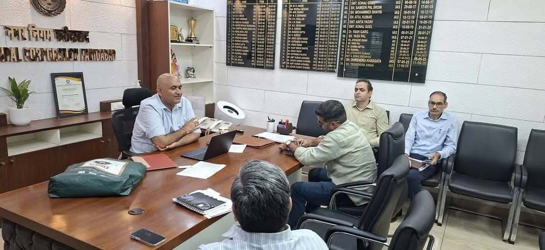 5 सितंबर तक ड्यूटी पर लौटें हड़ताली सफाई कर्मचारी, वरना होगी कार्रवाई: निगमायुक्त यशेंद्र सिंह
फरीदाबाद Aonenews अरविन्द बक्शी
हरियाणा सरकार के शहरी स्थानीय निकाय विभाग के निर्देशों के तहत नगर निगम फरीदाबाद ने हड़ताल पर चल रहे सफाई कर्मचारियों से 5 सितंबर 2026 तक ड्यूटी पर वापस लौटने की अपील की है। निगम आयुक्त यशेंद्र सिंह ने स्पष्ट किया कि सफाई व्यवस्था आवश्यक सेवा (Essential Service) के अंतर्गत आती है और शहर में स्वच्छता व्यवस्था बनाए रखना नगर निकाय की महत्वपूर्ण जिम्मेदारी है।
निगमायुक्त ने अधिकारियों के साथ बैठक कर सरकार के निर्देशों की सख्ती से पालना सुनिश्चित करने के निर्देश दिए। उन्होंने कहा कि निर्धारित समय तक ड्यूटी पर वापस नहीं लौटने वाले कर्मचारियों के विरुद्ध नियमानुसार कानूनी एवं विभागीय कार्रवाई की जाएगी।
निगम प्रशासन ने कहा कि फरीदाबाद में सफाई व्यवस्था को सुचारू बनाए रखना प्राथमिकता है। प्रशासन का उद्देश्य शहरवासियों को स्वच्छ, स्वस्थ और सुरक्षित वातावरण उपलब्ध कराना है।
निगमायुक्त ने हड़ताली सफाई कर्मचारियों से अपील की कि वे जनहित को ध्यान में रखते हुए 5 सितंबर तक अपनी ड्यूटी पर वापस लौटें और शहर की सफाई व्यवस्था को सामान्य बनाने में सहयोग करें।
स्वच्छ फरीदाबाद | स्वस्थ फरीदाबाद | सुरक्षित फरीदाबाद
#MCF #MunicipalCorporationFaridabad #Faridabad #SafaiKaramchari #SafaiKarmchariStrike #SwachhFaridabad #Sanitation #EssentialService #SwachhtaAbhiyan #HaryanaNews #FaridabadNews