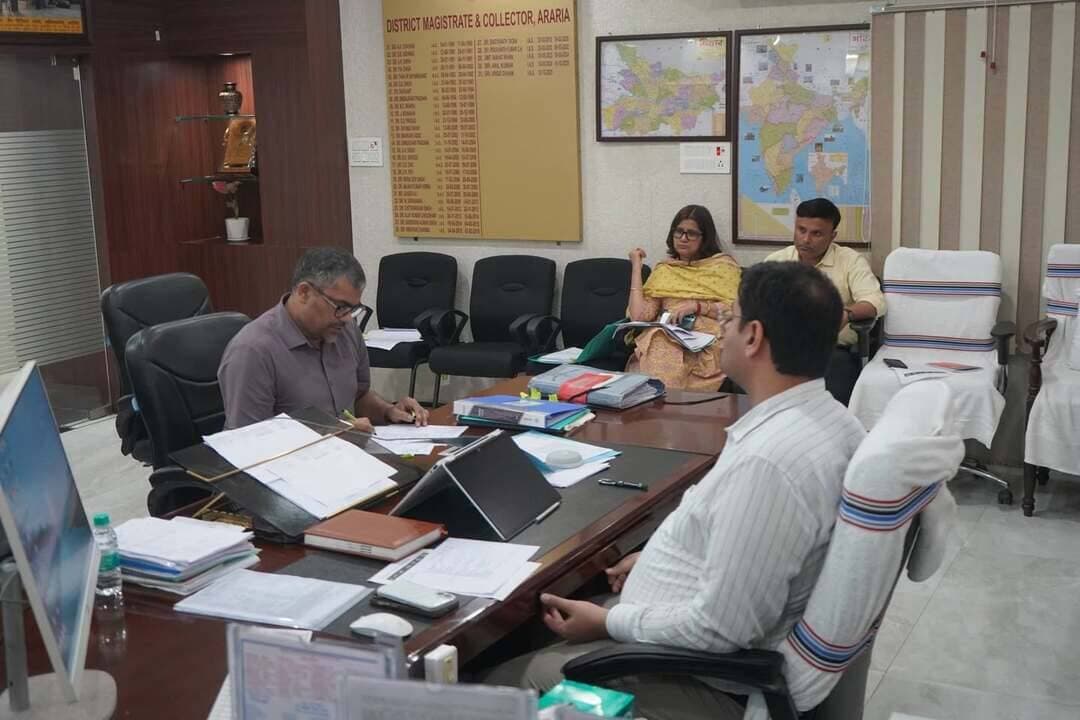 अररिया वाइब्रेंट विलेज प्रोग्राम के अंतर्गत चयनित गांवों में विकास योजनाओं की समीक्षा
वाइब्रेंट विलेज प्रोग्राम (Vibrant Village Programme) के अंतर्गत चयनित गांवों में विकास योजनाओं की समीक्षा हेतु आज जिलाधिकारी की अध्यक्षता में समीक्षा बैठक आयोजित की गई। बैठक में निम्नलिखित बिंदुओं पर आवश्यक निर्देश दिए गए :—
पोखरों का विकास — मत्स्य पालन, मखाना की खेती, सोलर पैनल, सोलर लाइट तथा Eco Tourism को साथ जोड़कर विकास किया जाए।
पर्यटन को बढ़ावा देने हेतु स्थानीय स्तर पर यूनिट/गतिविधियों का विकास किया जाए।
सिलाई मशीन एवं Bamboo Handicraft की ट्रेनिंग के माध्यम से स्थानीय लोगों को स्वरोजगार से जोड़ने हेतु आवश्यक कार्रवाई की जाए।
लैलोखर में एक PHC (HWC) की स्थापना के लिए आवश्यक कार्रवाई की जाए।
भवन-विहीन आंगनवाड़ी केंद्रों के लिए भवन निर्माण कराया जाए।
विद्यालयों के Infrastructure का विकास किया जाए।
पिपरा-कुशमाहा गांव के बीच Rural Haat का विकास किया जाए। कुशमाहा पंचायत में Connecting Road से पुल की मांग के संबंध में आवश्यक अध्ययन/कार्रवाई की जाए।
सैनिटरी पैड के उत्पादन के लिए संयंत्र की स्थापना हेतु Technical Feasibility का अध्ययन करते हुए Feasibility Report तैयार की जाए। गोबर गैस प्लांट की स्थापना की Technical Feasibility का अध्ययन किया जाए।
सुंदरी में बड़े मंदिर को ध्यान में रखते हुए, उसके पास प्रसाद बनाने, अगरबत्ती बनाने एवं Waste Flower Processing से संबंधित गतिविधियों/यूनिट के विकास का अध्ययन किया जाए।
इन गांवों में आम मेला के विकास की दिशा में आवश्यक कार्रवाई की जाए।
Bamboo से जुड़े हस्तशिल्प को बढ़ावा देने हेतु प्रशिक्षण एवं संबंधित गतिविधियों का विकास किया जाए। जिला योजना पदाधिकारी को निर्देश दिया गया कि इन सभी योजनाओं के लिए अंचलाधिकारी (CO) के सहयोग से भूमि चिह्नित करें तथा योजनाओं की Technical Feasibility का अध्ययन करते हुए, जहाँ उपयुक्त हो, DPR तैयार कर प्रस्तुत करें।
बैठक में उप विकास आयुक्त, जिला पंचायती राज पदाधिकारी, जिला योजना पदाधिकारी उपस्थित थे तथा संबंधित प्रखंडों के BDO, PO, BPRO आदि पदाधिकारीगण VC के माध्यम से जुड़े थे।